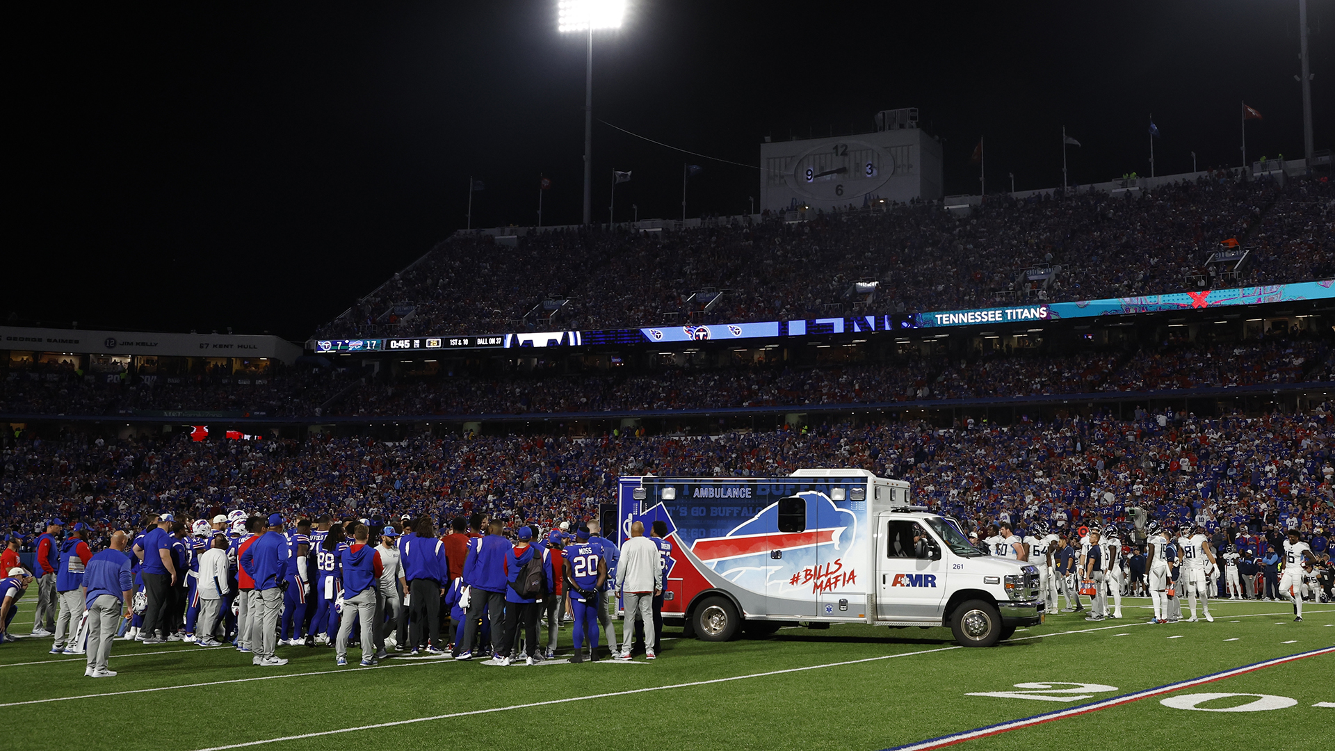 La ambulancia ingresó rápidamente para retirar a Dane Jackson del campo de juego (Foto: AP)