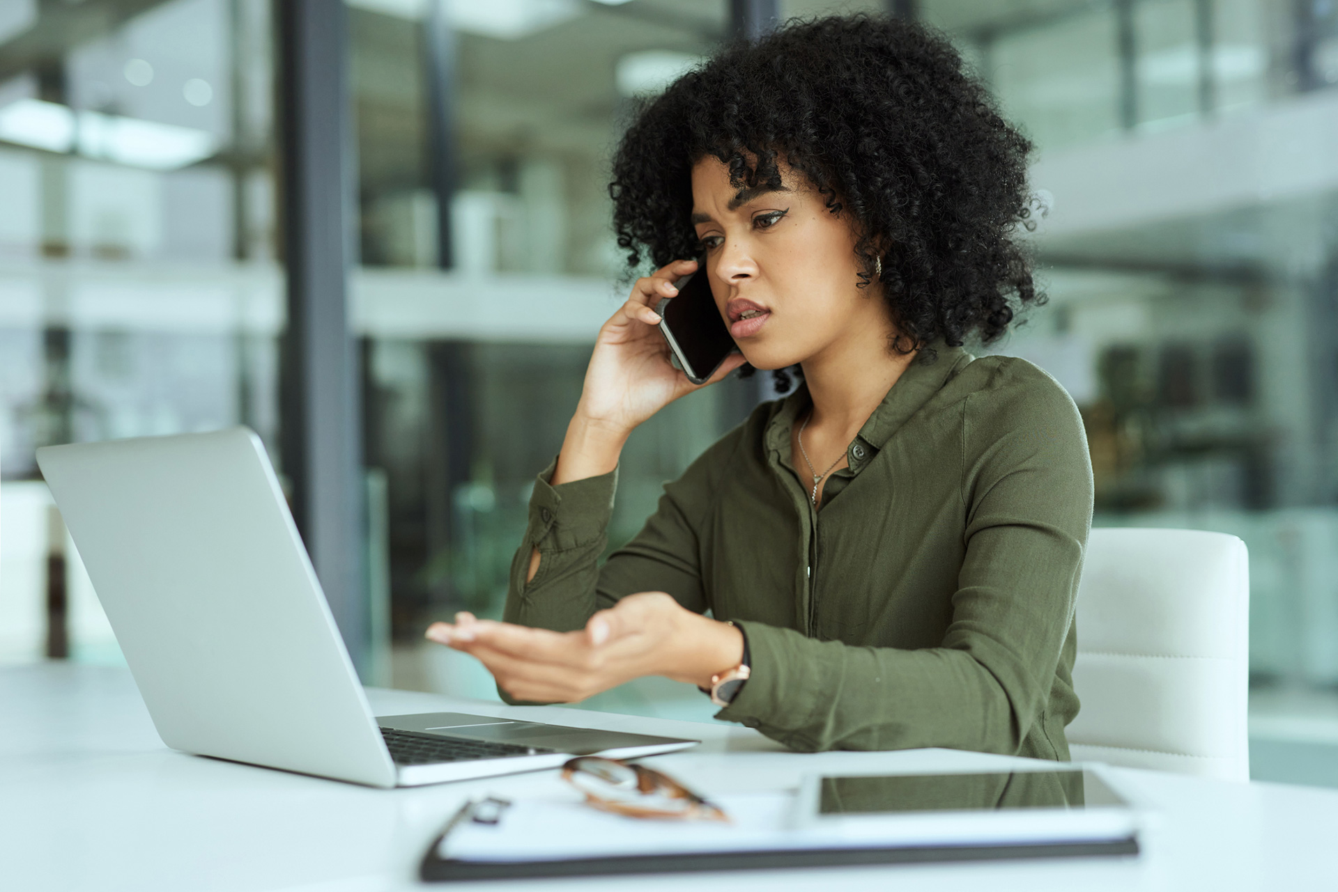 El perfeccionismo incide negativamente en las relaciones que tenemos con el entorno debido a los estándares altísimos que imponemos sobre el resto (Getty Images)