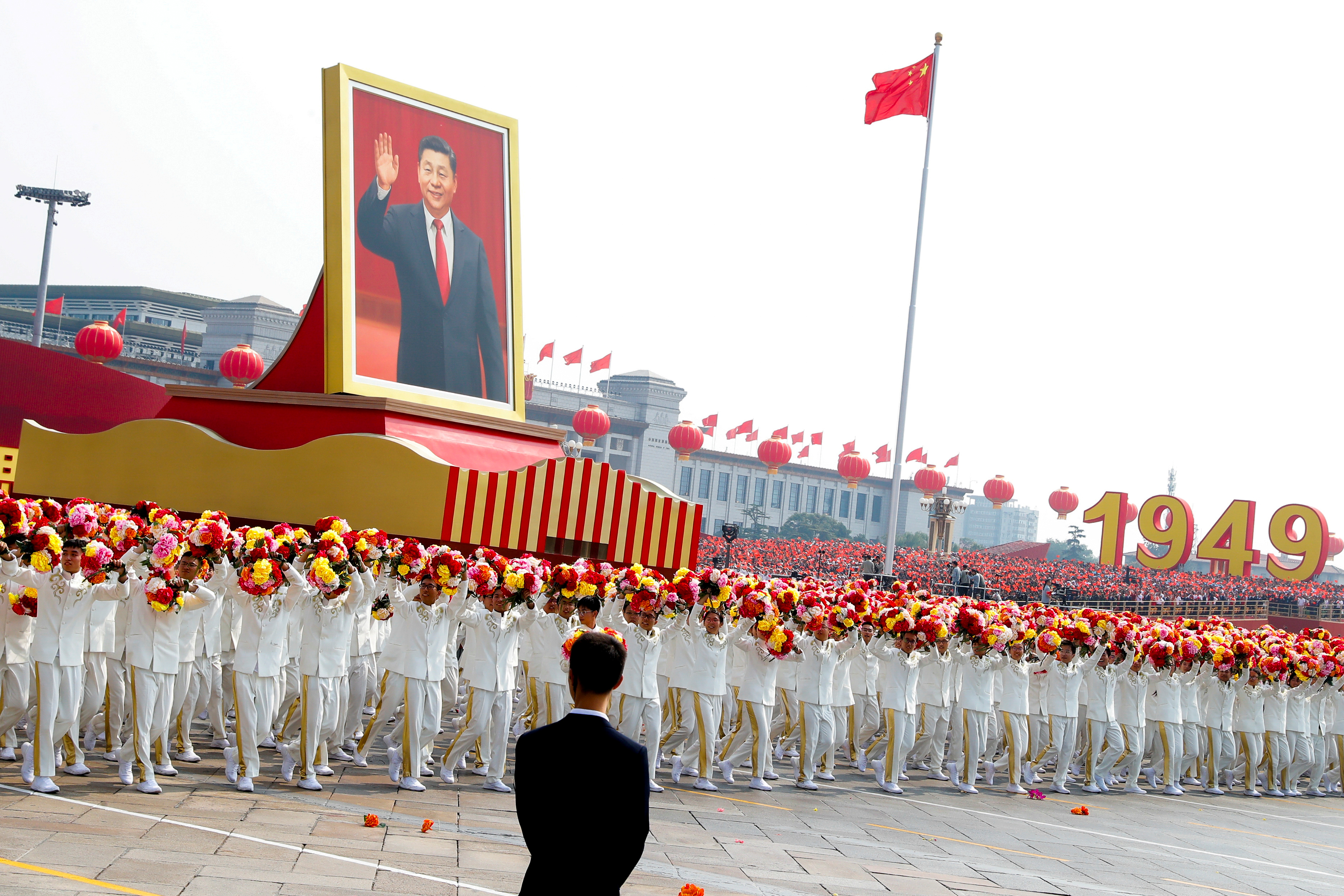 Marinos acarrean una imagen del presidente chino Xi Jinping durante un desfile militar en la plaza de Tiananmen de Beijing, China (REUTERS/Thomas Peter/Archivo)