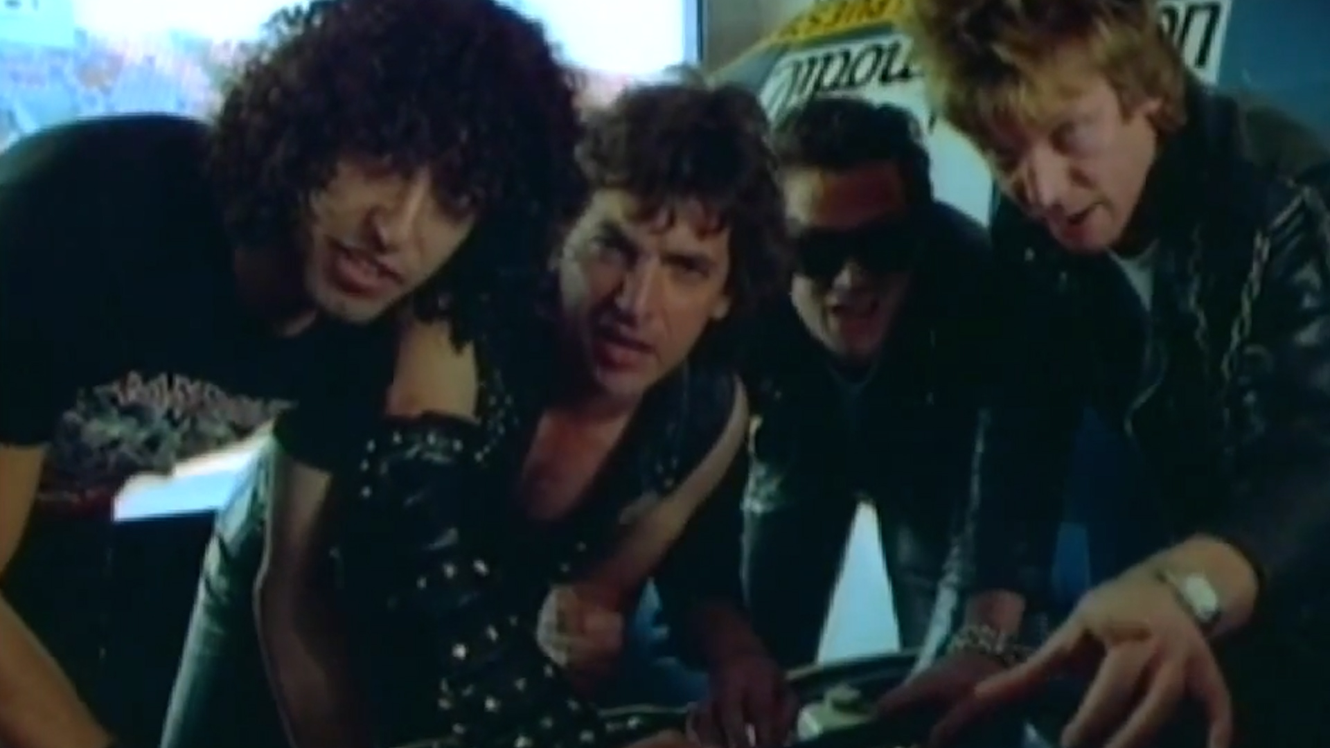 Boff, Pappo, Vitico y Michel en el Autódromo. Las imágenes se vieron en la película Barock de 1982 mientras tocaban Pantalla del Mundo Nuevo