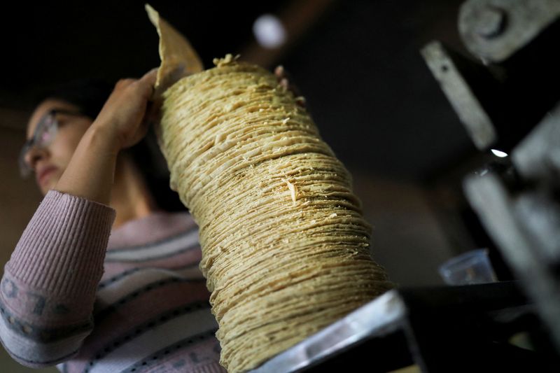 El precio de kilo de tortilla tuvo un aumento en Nuevo León. (REUTERS/Edgard Garrido)