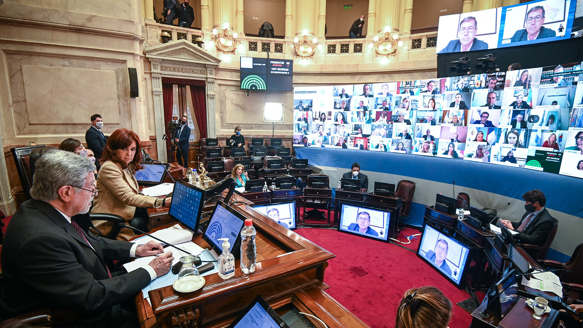 Cristina Kirchner comenzó presidiendo la sesión pero se ausentó en el debate y votación del desplazamiento de jueces (COMUNICACIÓN SENADO)