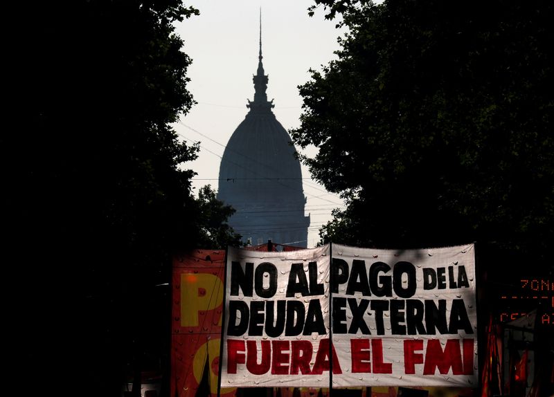 La Unidad Piquetera asegura que el gobierno ajusta los planes sociales por pedido del Fondo Monetario Internacional (REUTERS)