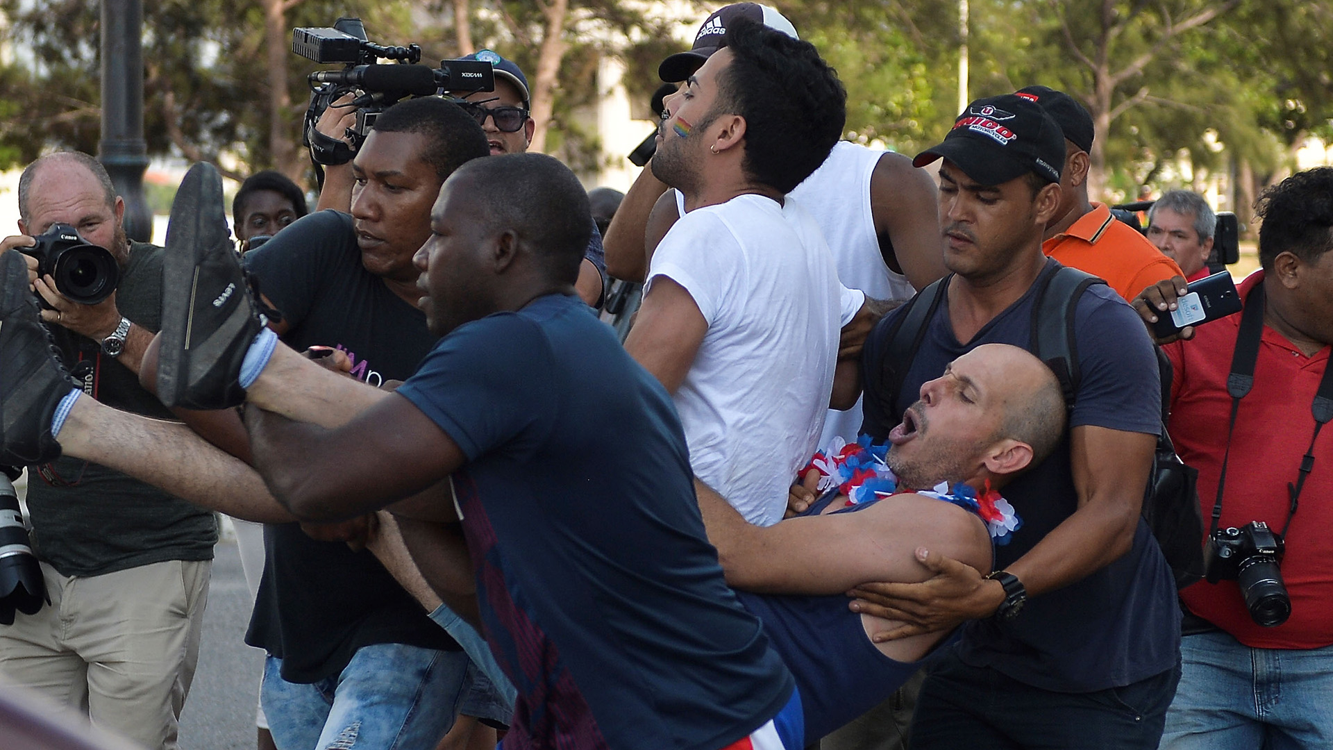 La policía cubana arresta a un asistente a la marcha "alternativa" del colectivo LGTBI el 11 de mayo de 2019 (Foto: AFP)