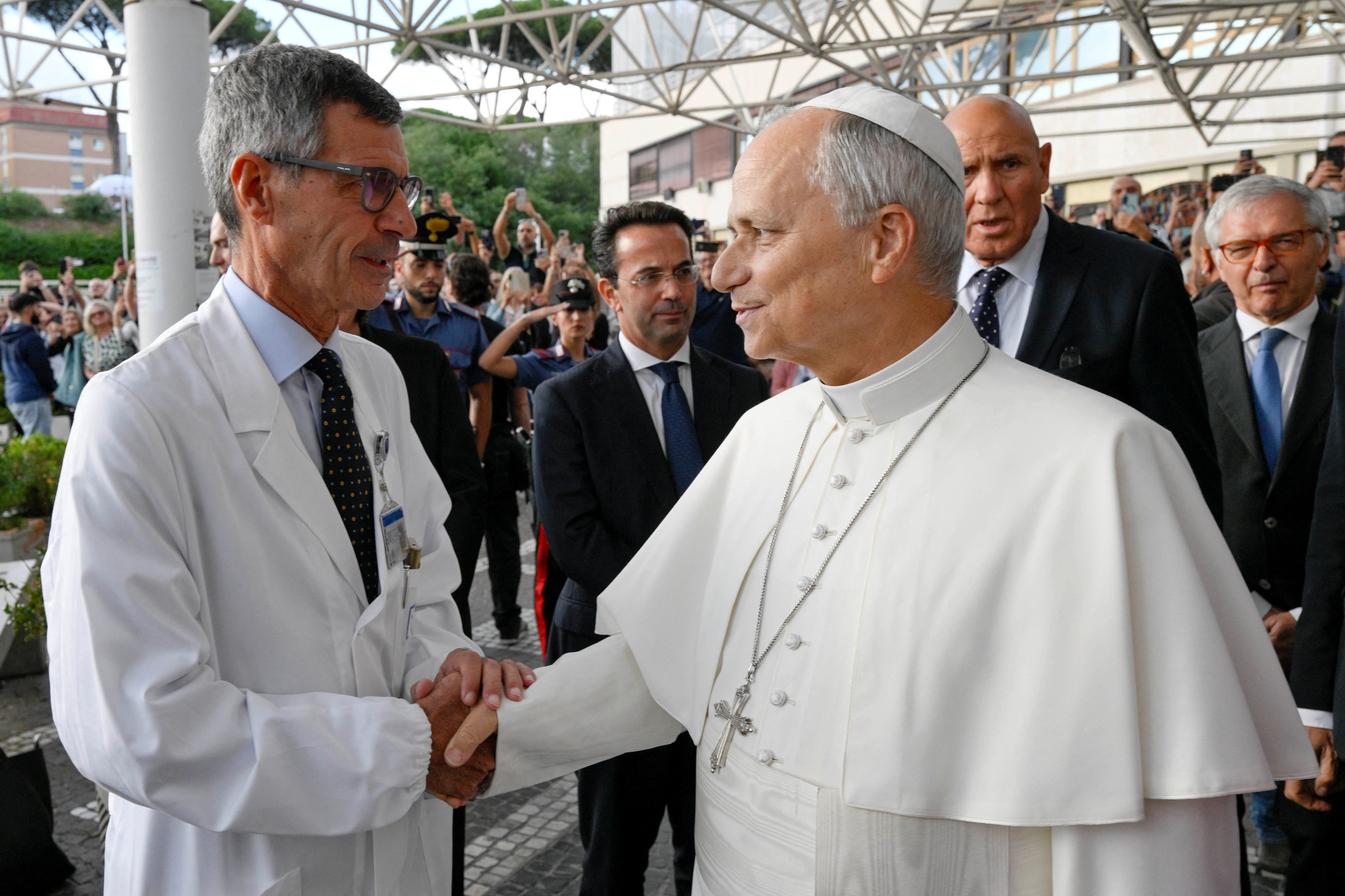 El cirujano que operó a León XIV dijo que "no hay motivos clínicos" para que el papa suspenda su gira por América Latina