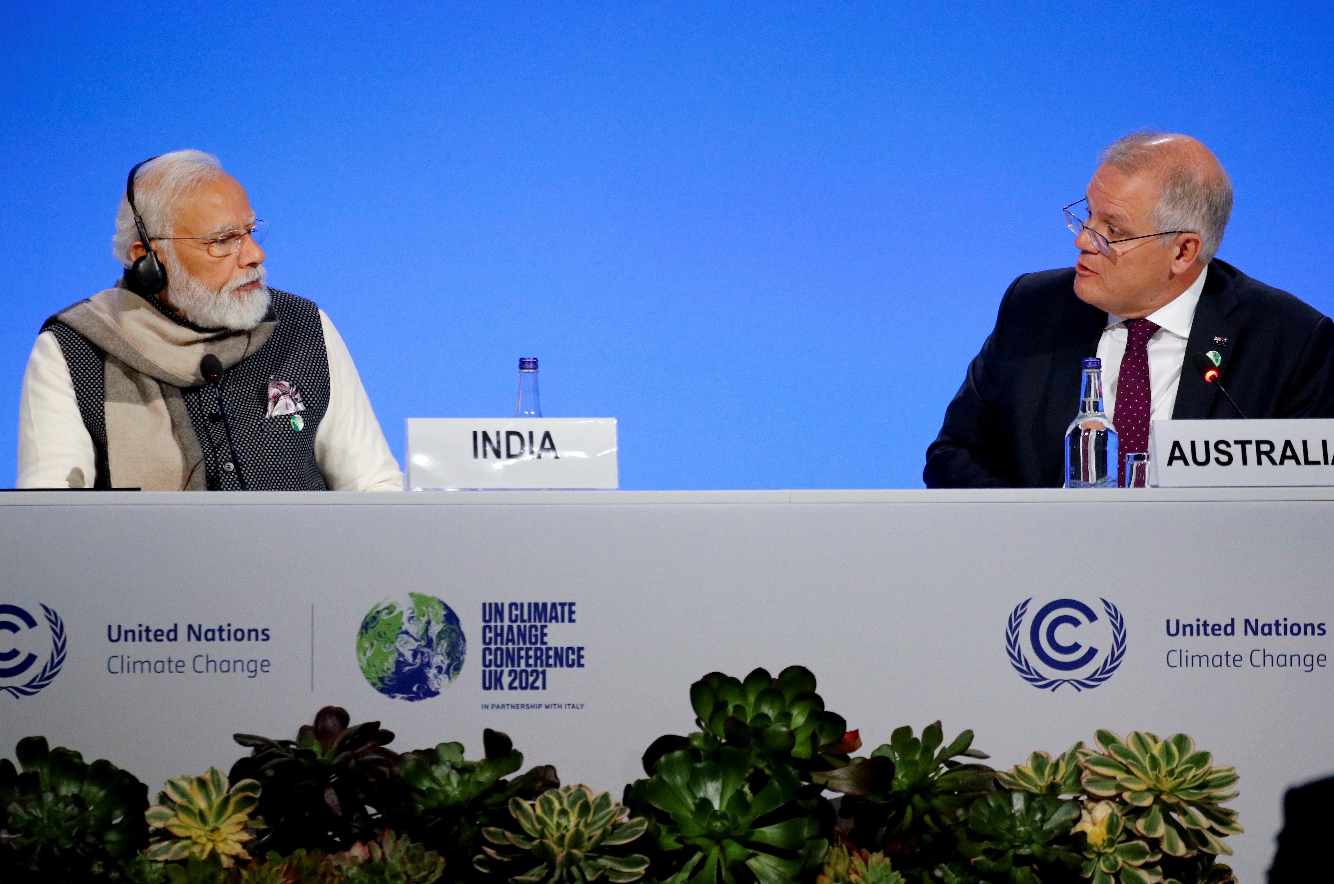 El primer ministro de la India, Narendra Modi, y el primer ministro de Australia, Scott Morrison, asisten a una reunión durante la Conferencia de la ONU sobre el Cambio Climático (COP26) en Glasgow, Escocia, Gran Bretaña, el 2 de noviembre de 2021. REUTERS/Phil Noble/Pool
