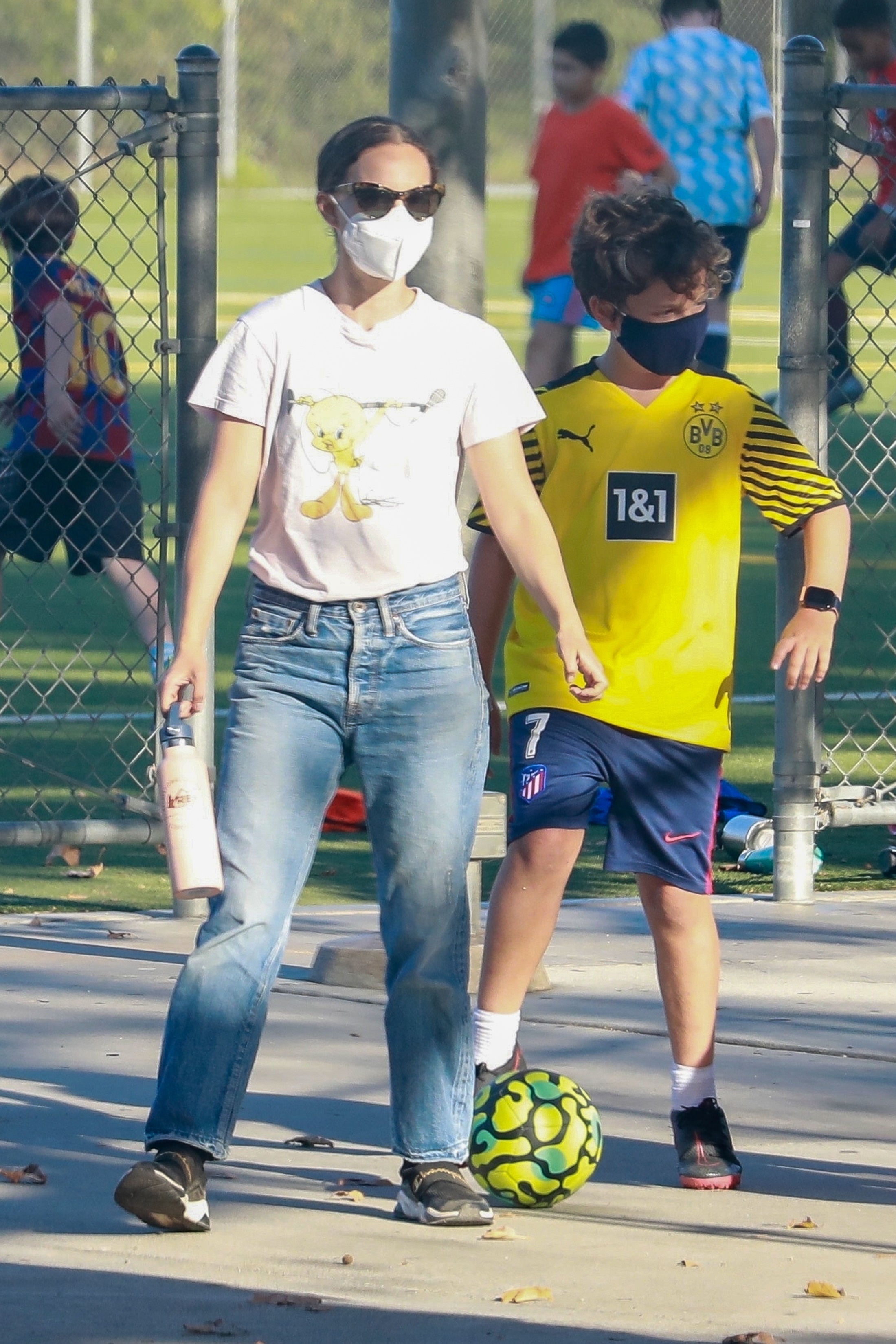 Natalie Portman llevó a su hijo Aleph a una clase de soccer en Los Feliz. La actriz lució un look casual: remera estampada, jean, zapatillas y lentes de sol. Además, llevó puesto su tapabocas, al igual que el niño