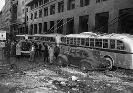 Autos y trolebuses dañados sobre la avenida Paseo Colón. Foto Archivo General de la Nación.