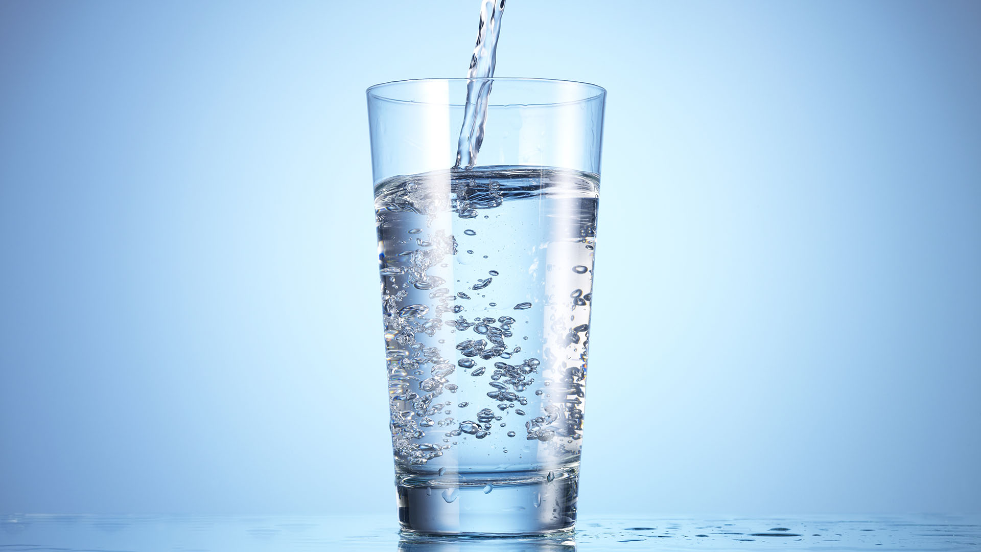 Los especialistas recomiendan ingerir 2 litros de agua por día (Getty)