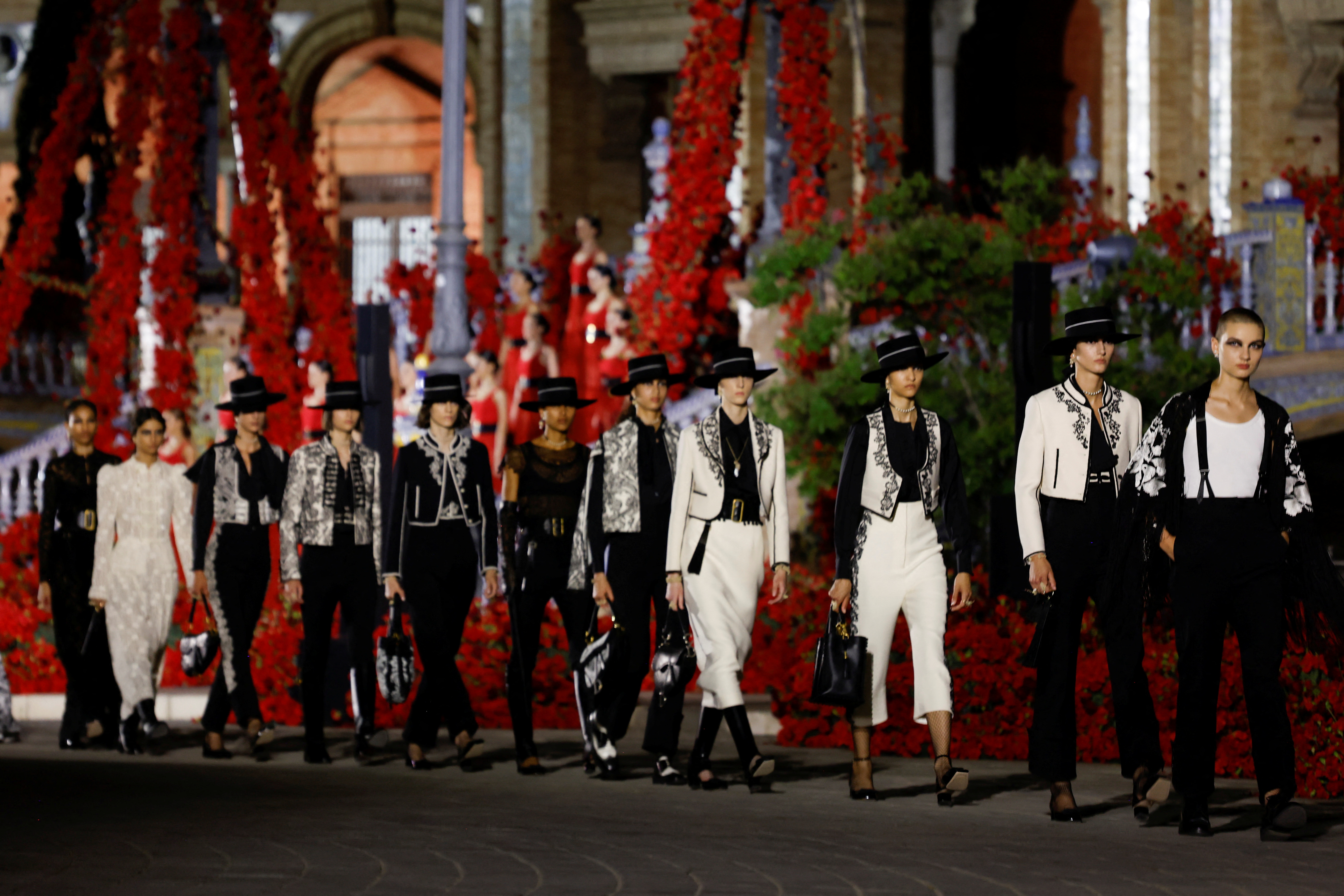 La colección Christian Dior para 2023 durante un desfile en Sevilla, España (REUTERS/Marcelo del Pozo)