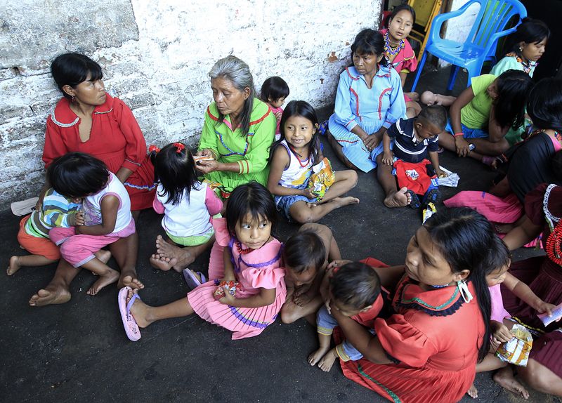 Foto de archivo. Indígenas Embera Katio permanecen desplazados por el conflicto armado desde Pueblo Rico, Risaralda, se ven sentados en una casa de la ciudad de Cali (REUTERS/Jaime Saldarriaga)