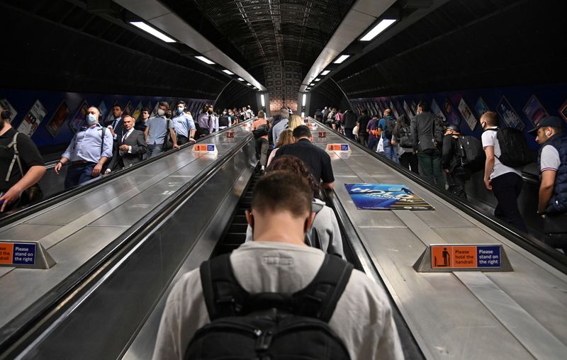 FOTO DE ARCHIVO: Trabajadores en la estación de tren y metro de London Bridge durante la hora punta de la mañana en Londres, Reino Unido, 8 de septiembre de 2021. REUTERS/Toby Melville