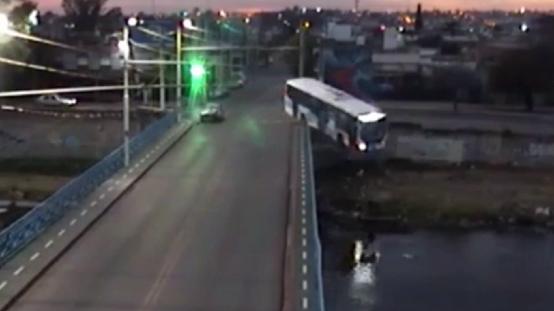 Video: un colectivo con pasajeros cayó desde un puente en Córdoba
