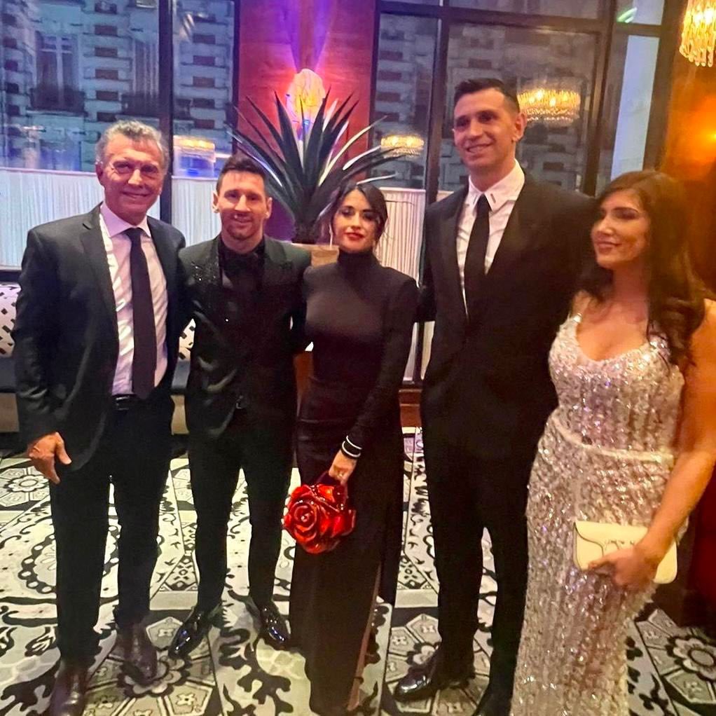 Mauricio Macri junto a Liones Messi, Emiliano Martínez y sus respectivas parejas 
