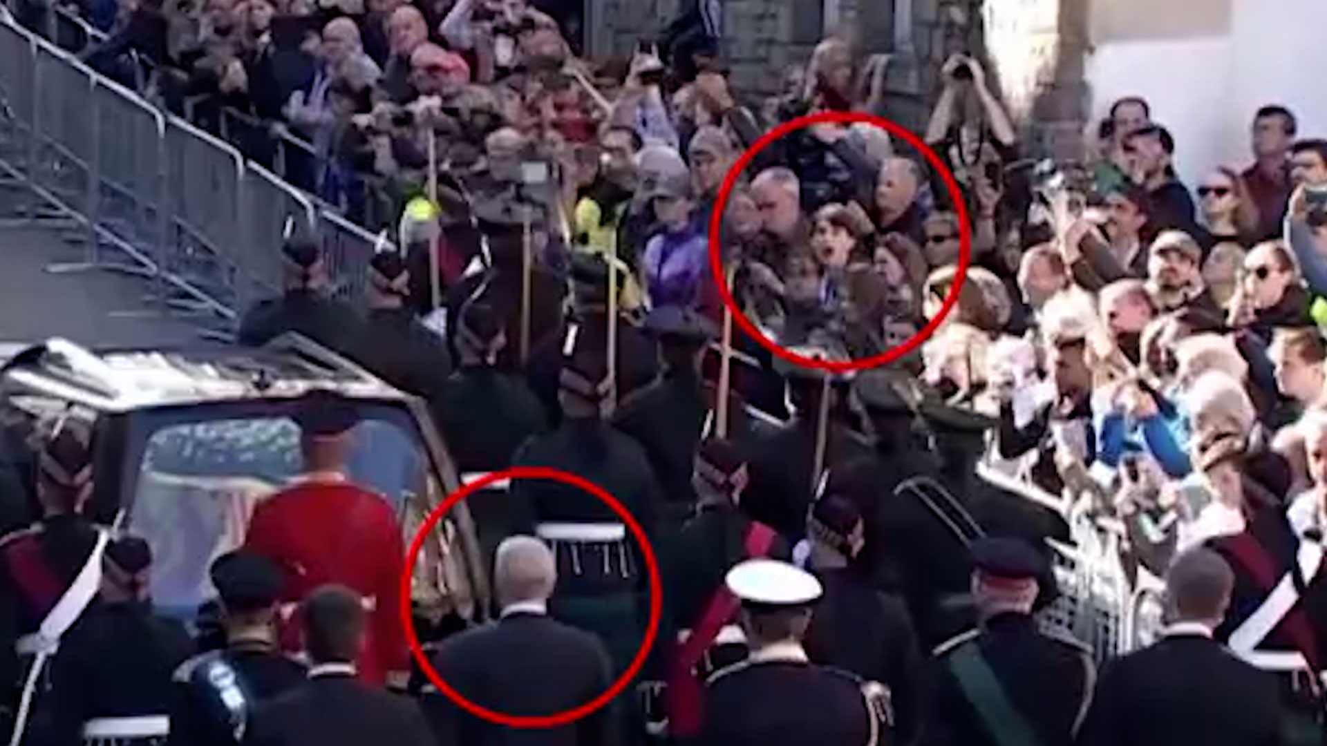 “¡Viejo enfermo!”: el momento en que arrestan a un joven que repudió al príncipe Andrew durante la procesión de la reina Isabel II