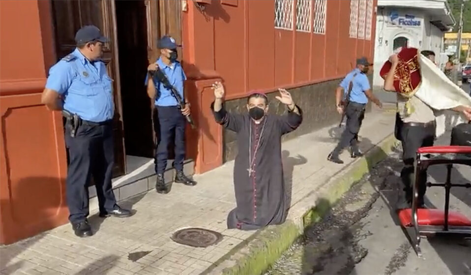 Álvarez, un crítico de Ortega, fue sustraído por la fuerza del Palacio Episcopal de Matagalpa por la Policía Nacional, que lo acusa de realizar “actividades desestabilizadoras y provocadoras”
