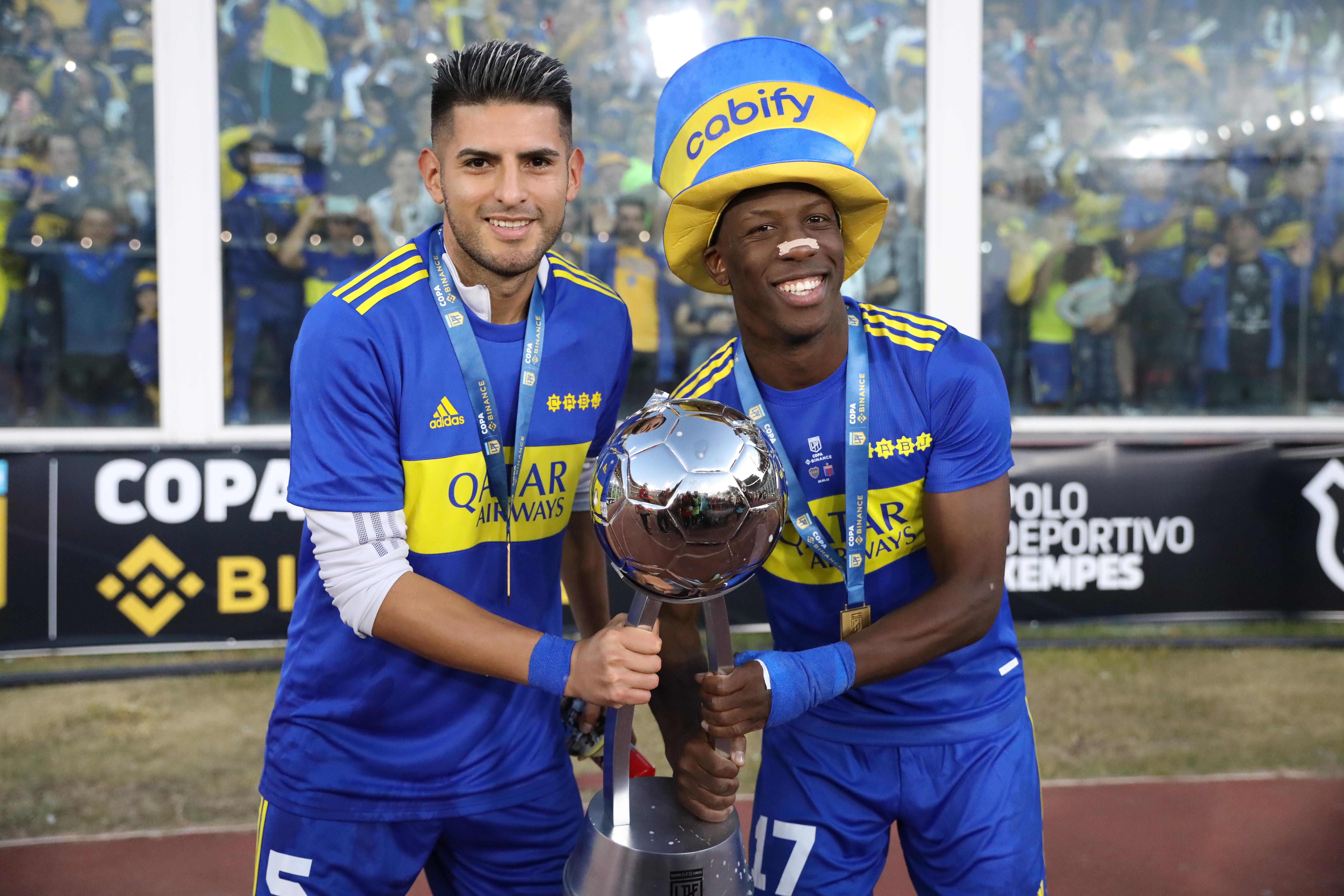 Advíncula festeja el título junto a su compatriota Zambrano: el lateral peruano no había mostrado señales de dolor en la final ante Tigre (Mario Sar)