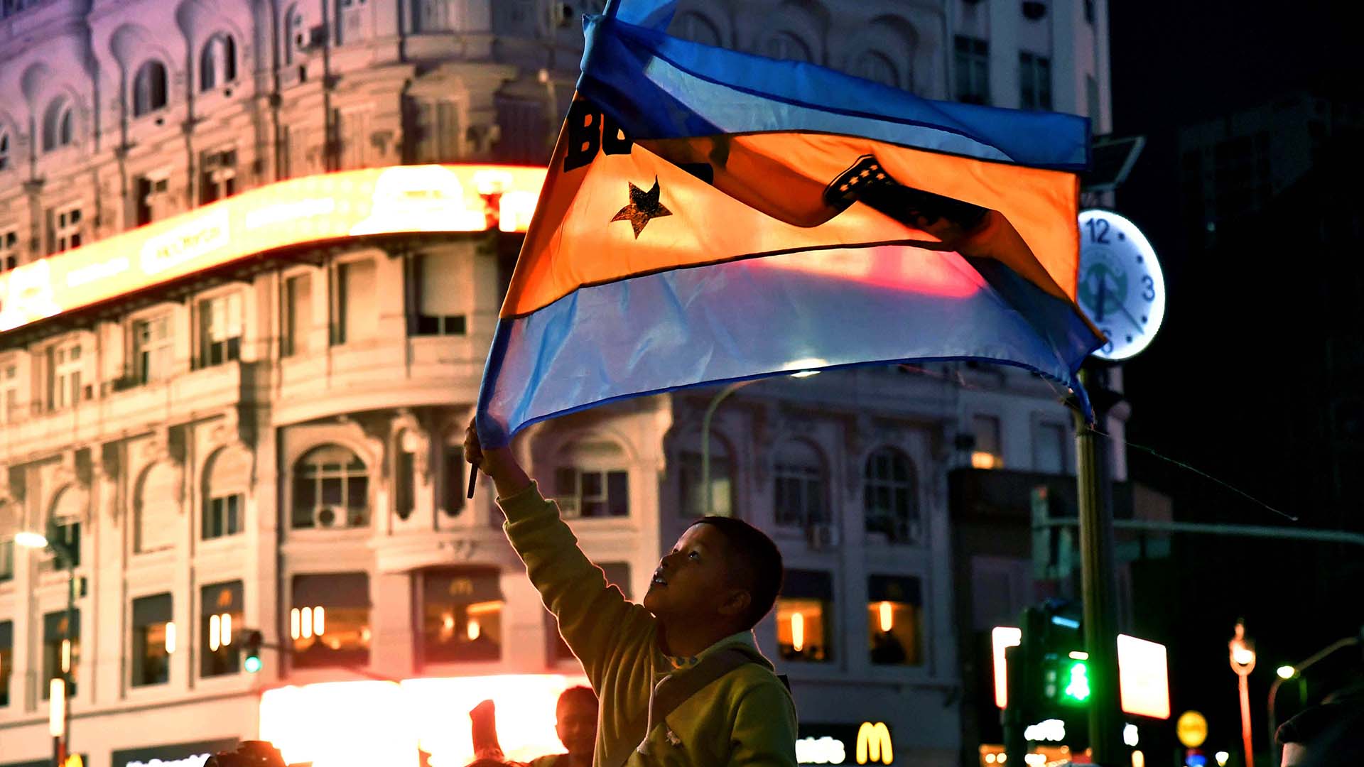 Bandera en alto para festejar un nuevo campeonato (Foto: Telam)
