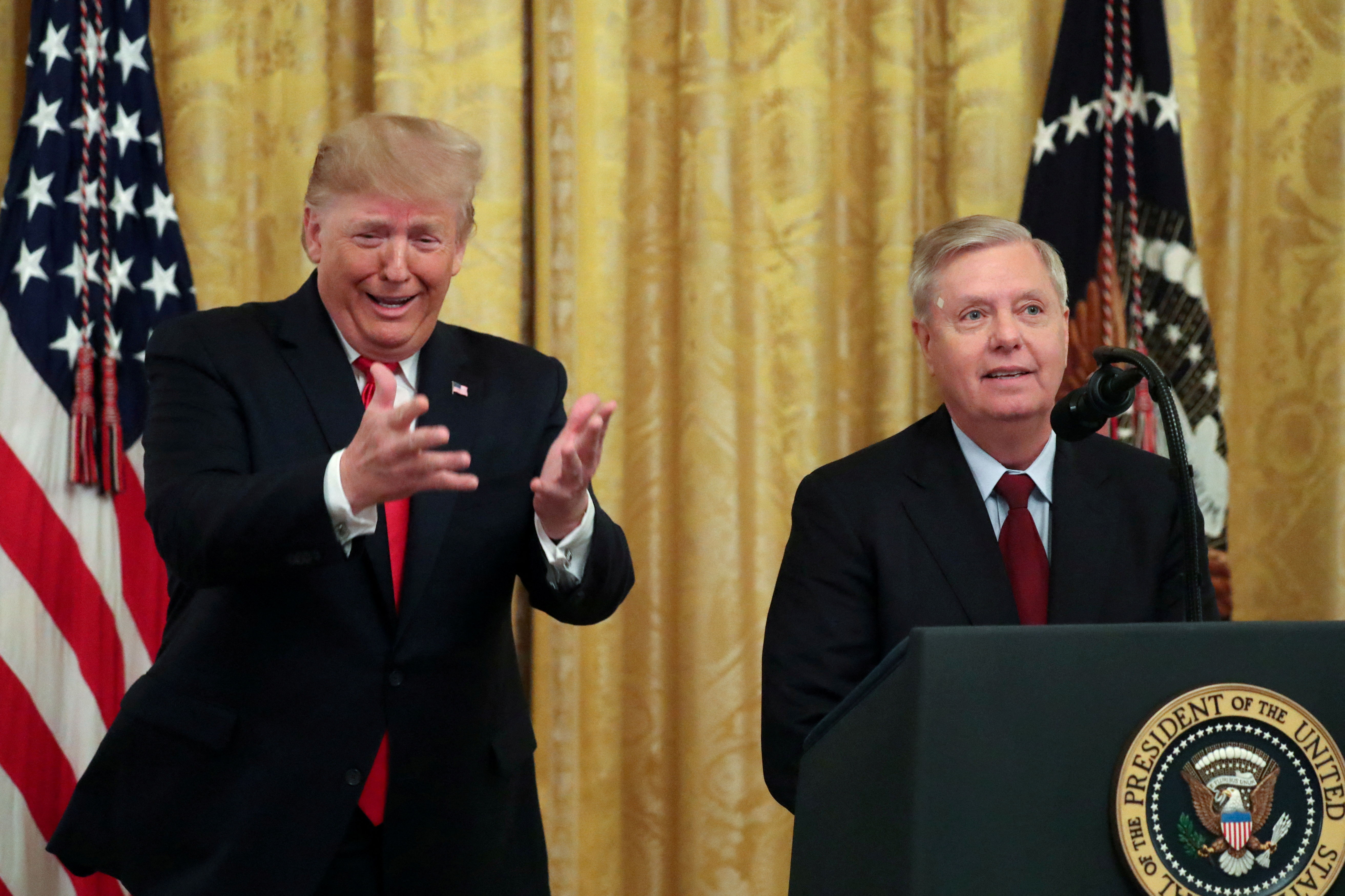 La semana pasada, otro estrecho colaborador de Trump, el senador republicano Lindsey Graham, declaró finalmente ante el mismo gran jurado tras meses tratando de evitarlo mediante batallas judiciales. (REUTERS)