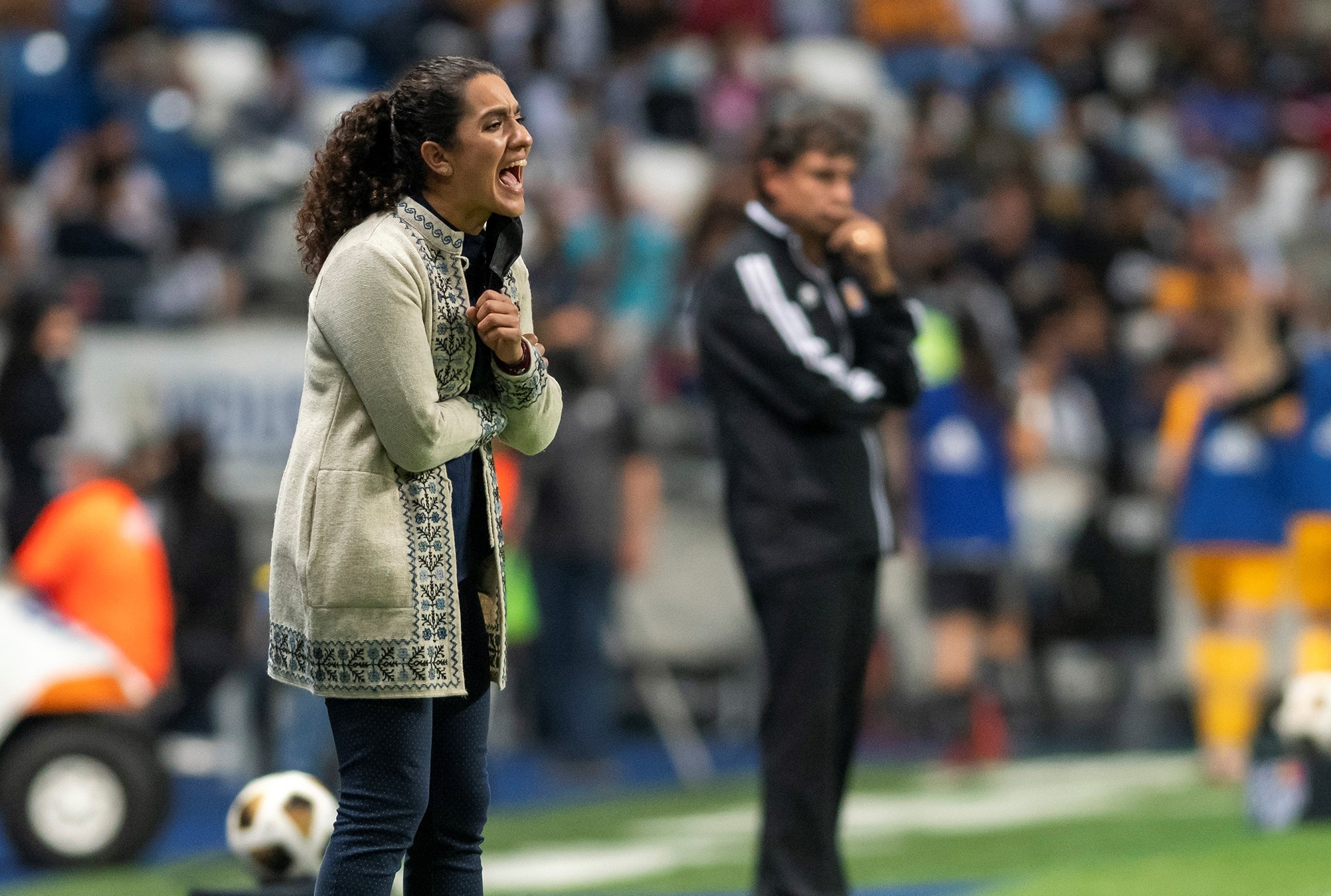 Eva Espejo, directora técnica de Rayadas, habló del hecho y denunció públicamente los insultos que recibieron sus jugadores (Foto: EFE/Miguel Sierra)

