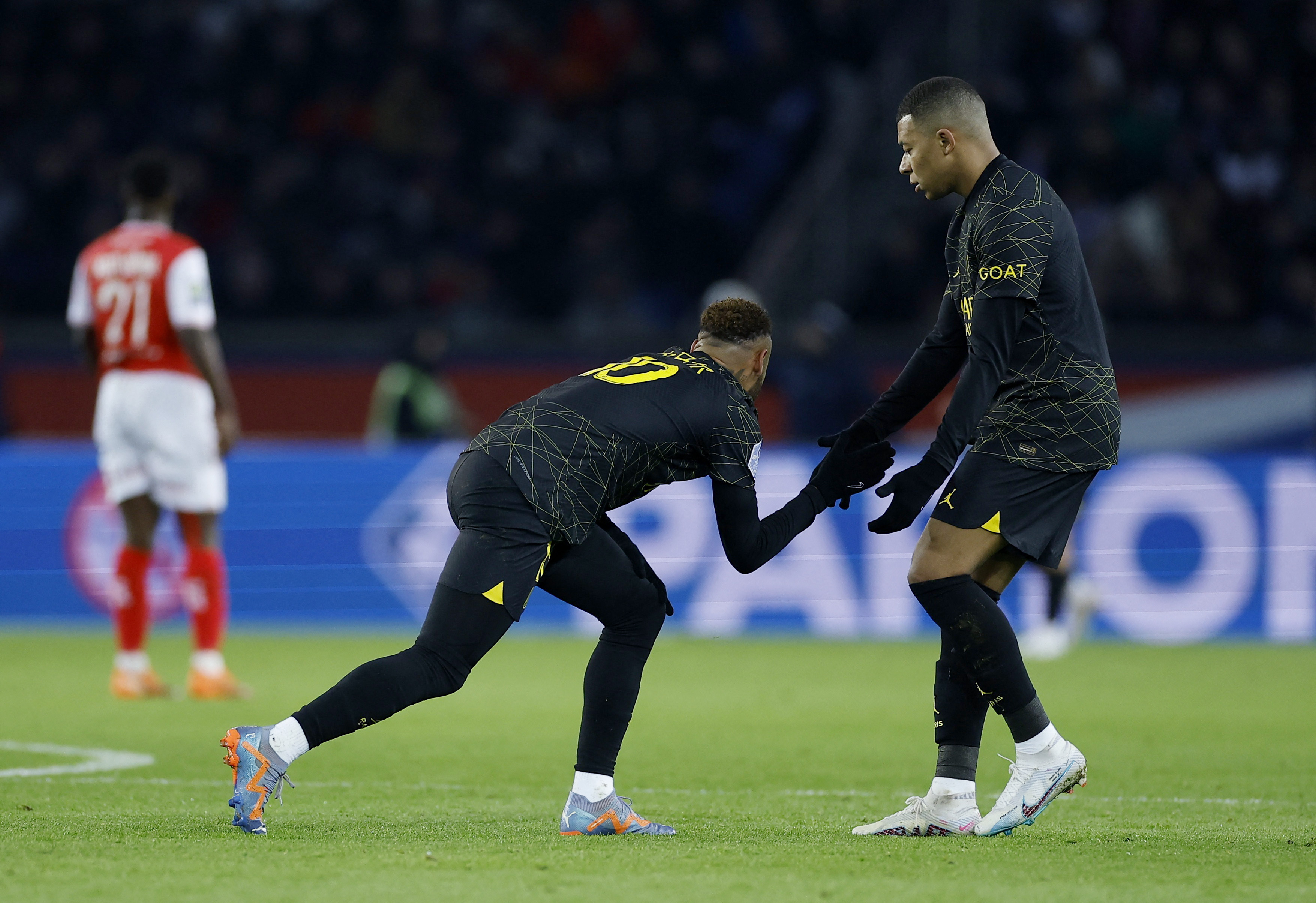 Saludo entre Neymar y Kylian Mbappé (REUTERS/Christian Hartmann)