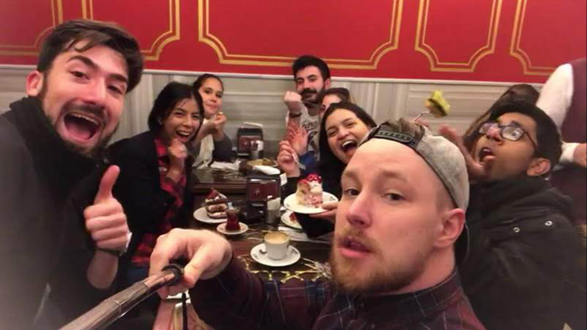 Macarena con los amigos que hizo en Turquía durante un intercambio estudiantil