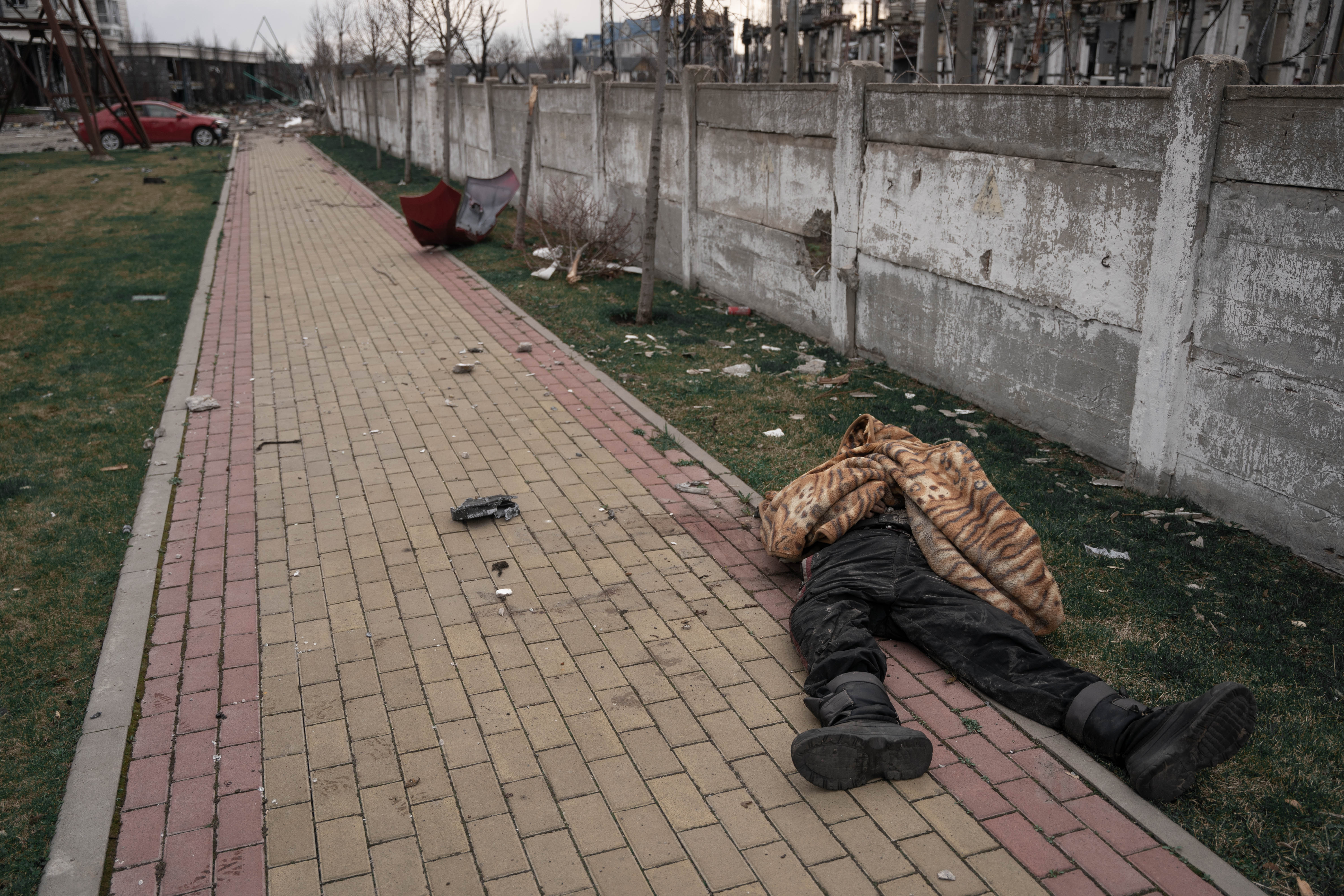 Uno de los cuerpos abandonados en una calle de Bucha tras la retirada de las tropas rusas (Franco Fafasuli)