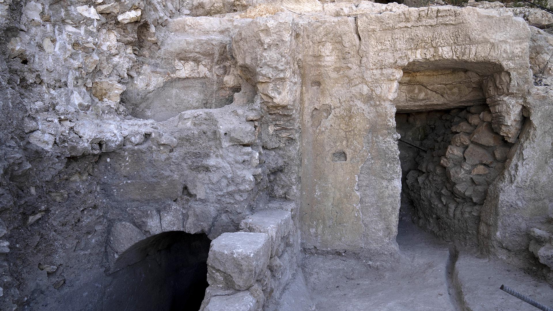 El sitio de un baño ritual judío o mikveh, izquierda, descubierto cerca del Muro Occidental en la Ciudad Vieja de Jerusalén. (Foto AP/Maya Alleruzzo)

