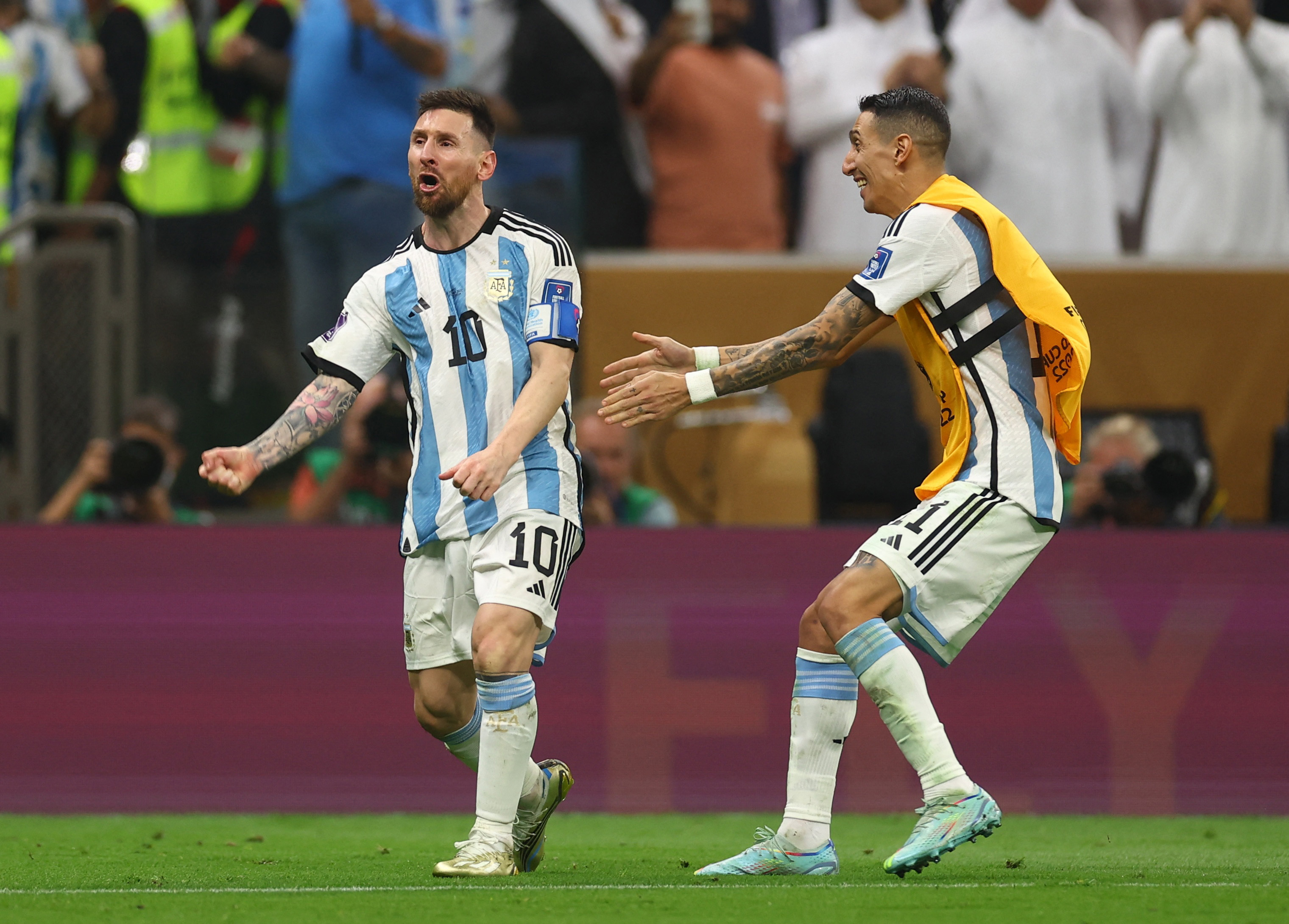 Angelito a punto de levantar a Messi, que acaba de marcar el tercer gol de Argentina contra Francia en una Final infartante. REUTERS/Kai Pfaffenbach