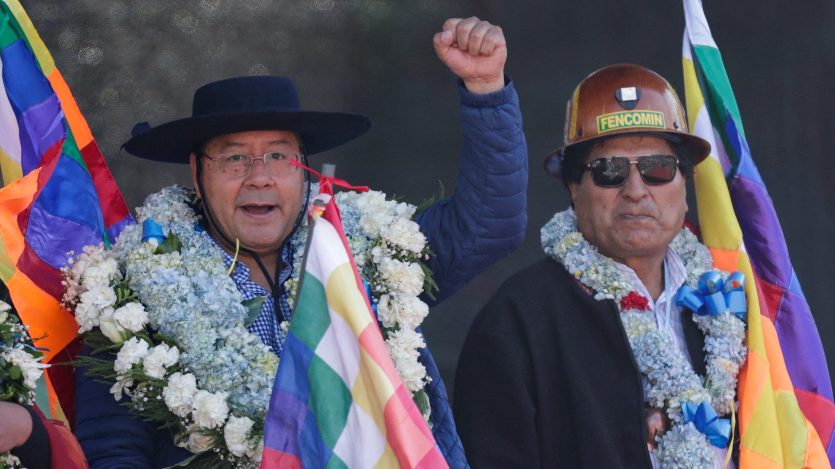 El presidente de Bolivia, Luis Arce Catacora, hace un gesto junto al vicepresidente David Choquehuanca y al expresidente Evo Morales mientras marchan con simpatizantes del partido boliviano MAS, trabajadores y cocaleros para expresar su apoyo al gobierno de Arce, en La Paz, Bolivia, el 25 de agosto de 2022 R(EUTERS/Manuel Claure)