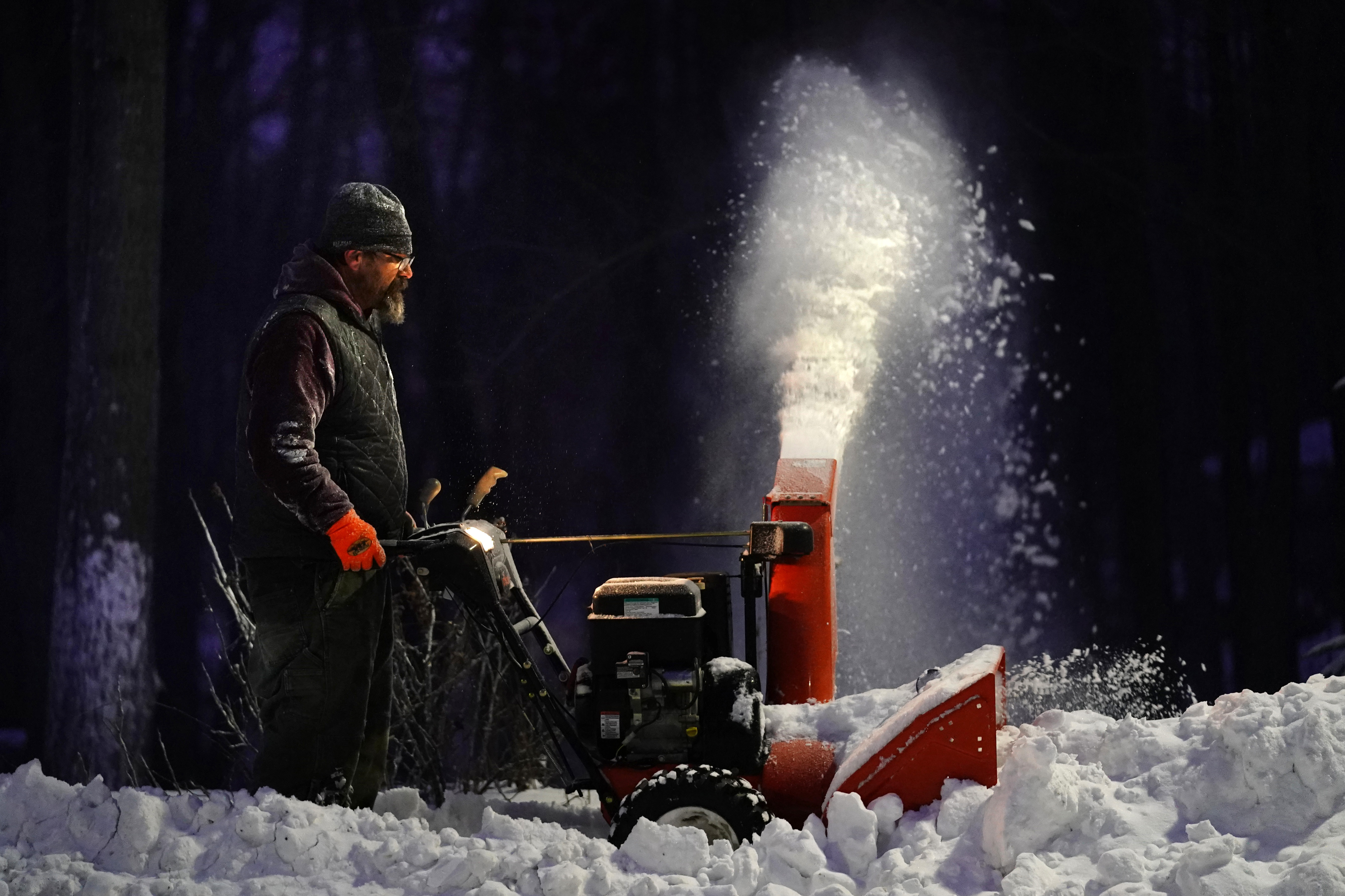 Un hombre despeja la calle de nieve en Freeport, Maine. (AP Photo/Robert F. Bukaty)