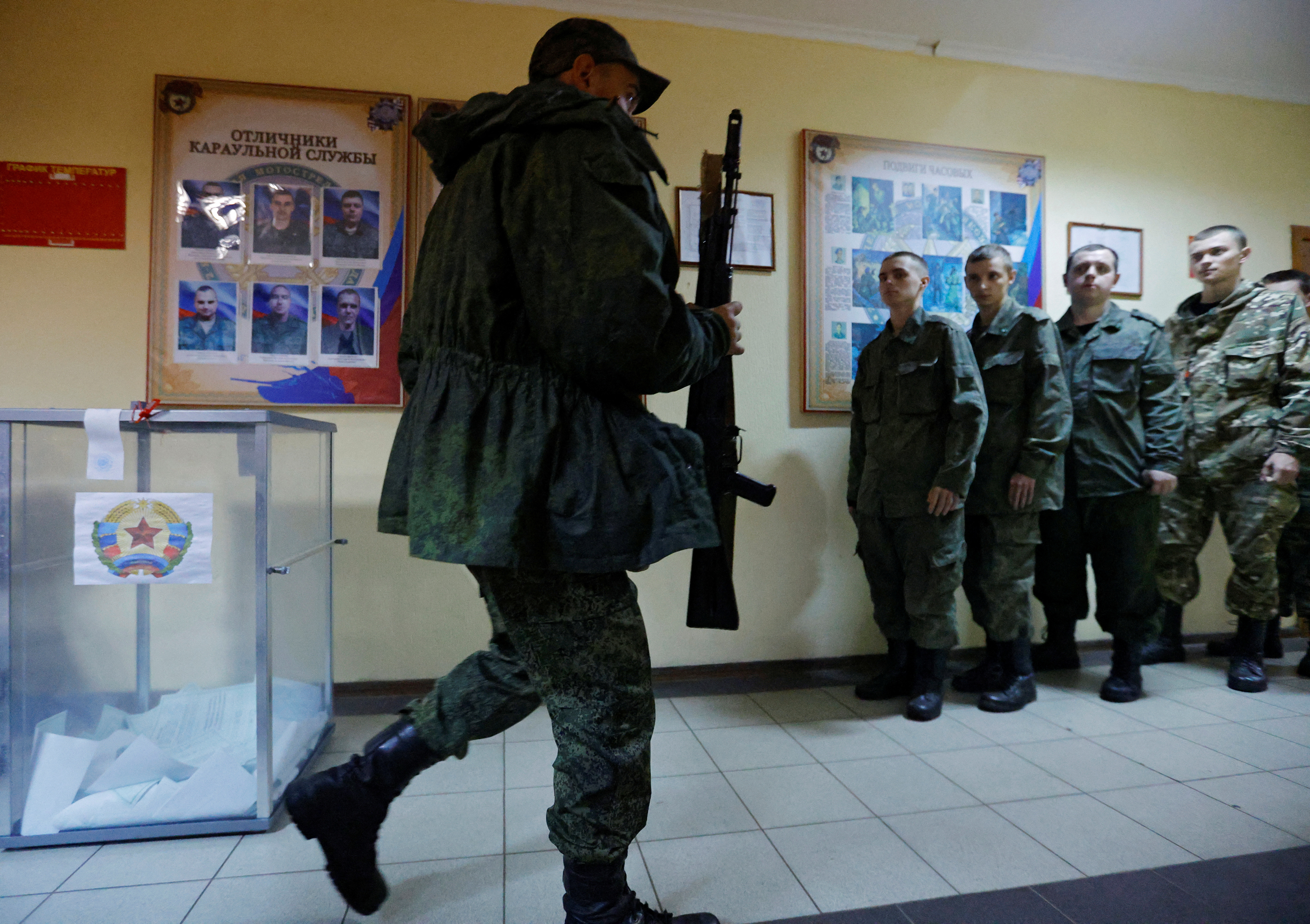 Voto de soldados prorrusos en Luhansk (Reuters)