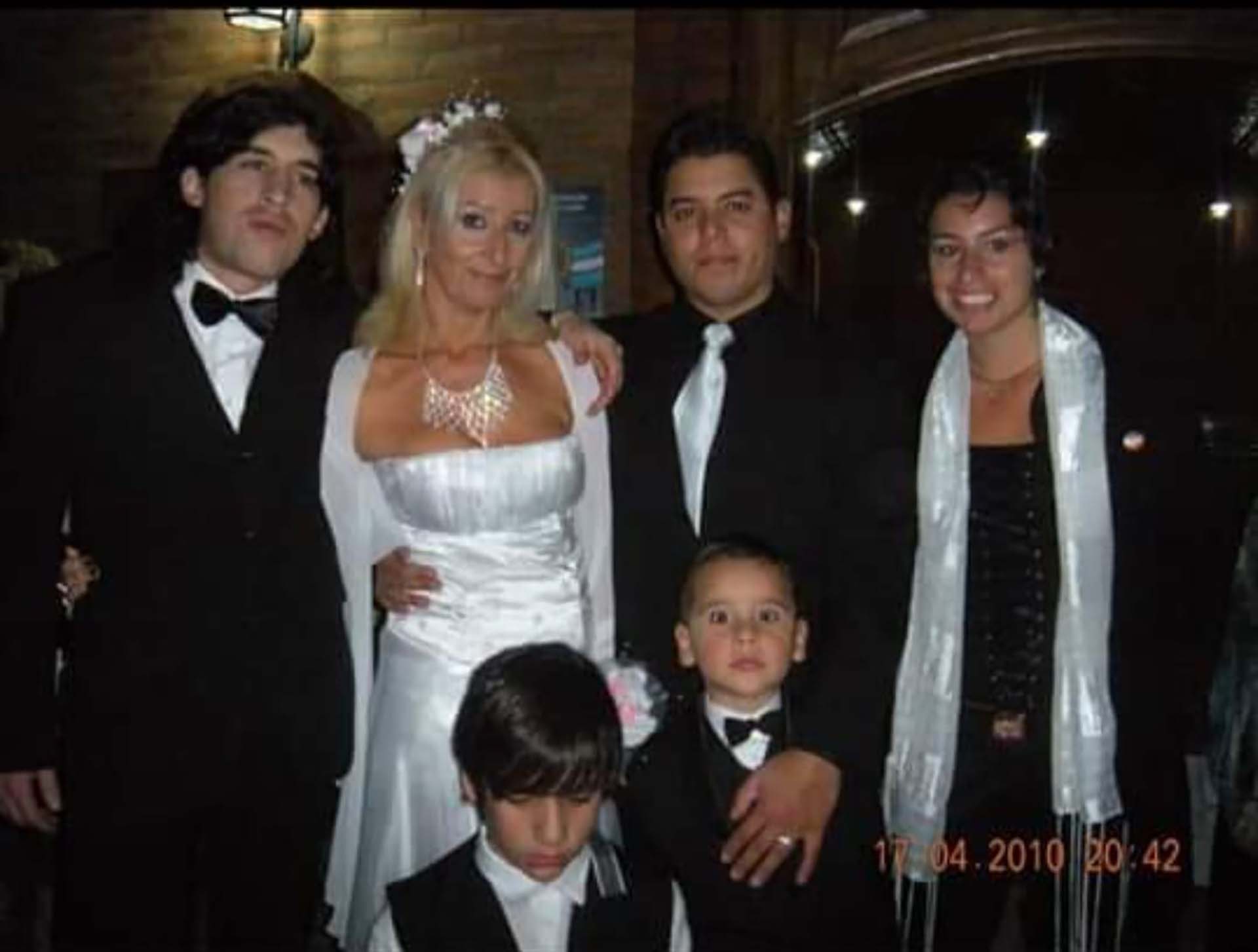 Otra imagen del casamiento, del que también participaron los hijos más chicos de Silvia