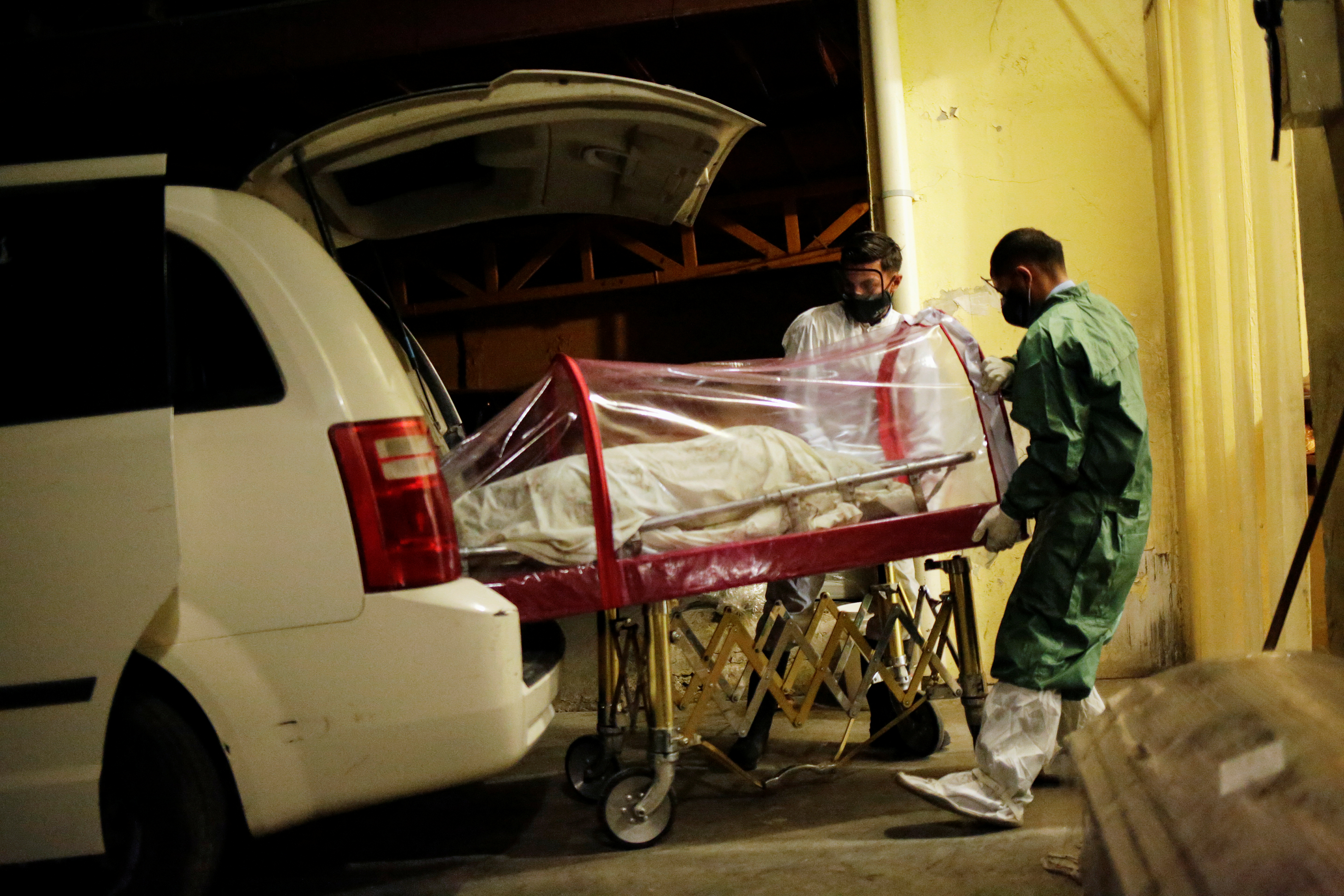 Empleados de la funeraria Ríos trasladan el cuerpo de una mujer, que murió por coronavirus (COVID-19), a sus instalaciones en Ciudad Juárez, México, 22 de octubre de 2020.