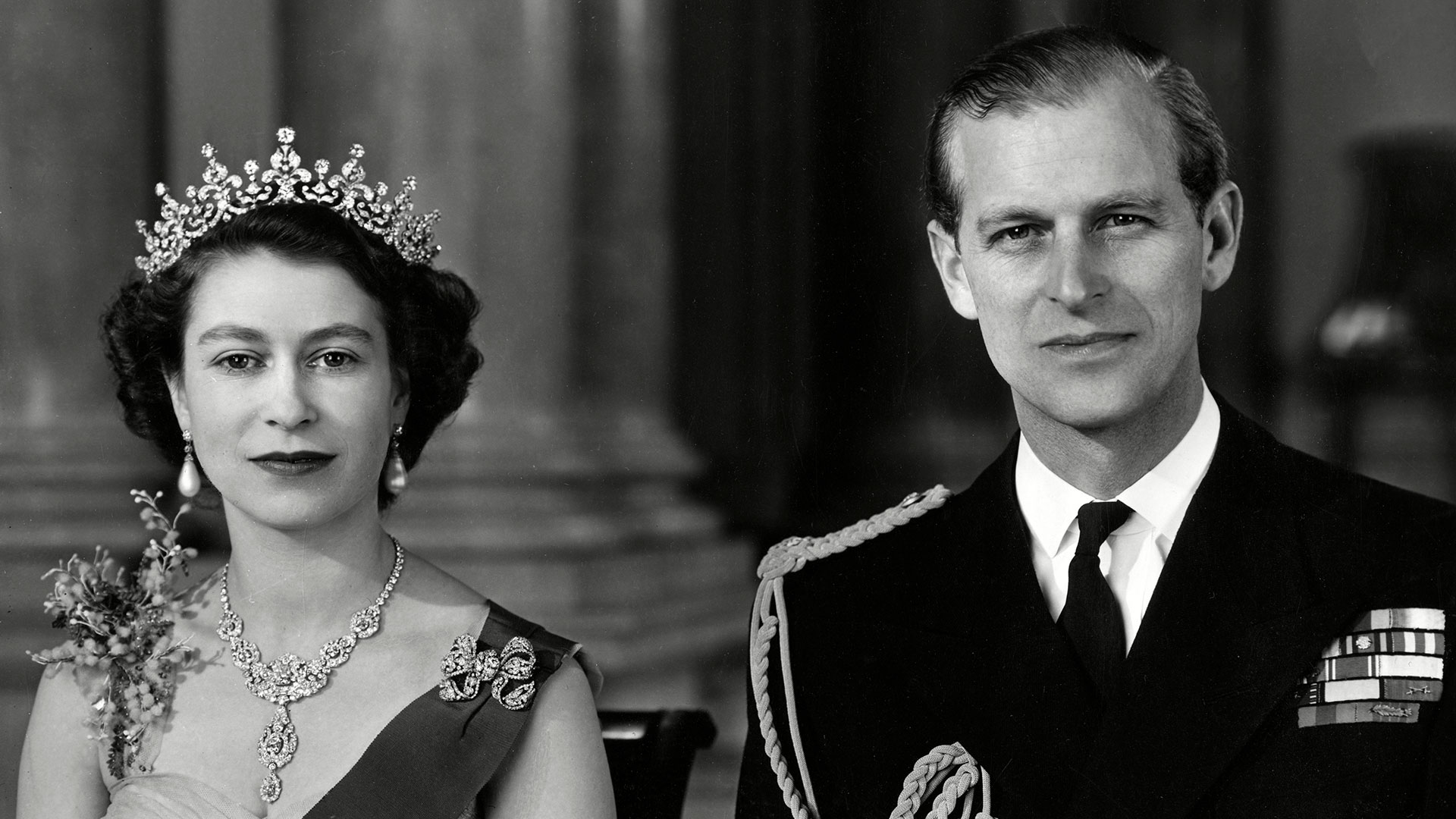 La reina Isabel II y Felipe, duque de Edimburgo, fotografiados juntos en la gran entrada del Palacio de Buckingham en 1954. El príncipe murió hoy a los 99 años en el Castillo de Windsor (Shutterstock)