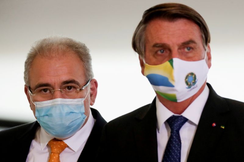 Imagen de archivo del ministro de Salud de Brasil, Marcelo Queiroga, y el presidente Jair Bolsonaro en el Palacio de Planalto en Brasilia el 11 de mayo de 2021 (REUTERS/Ueslei Marcelino)