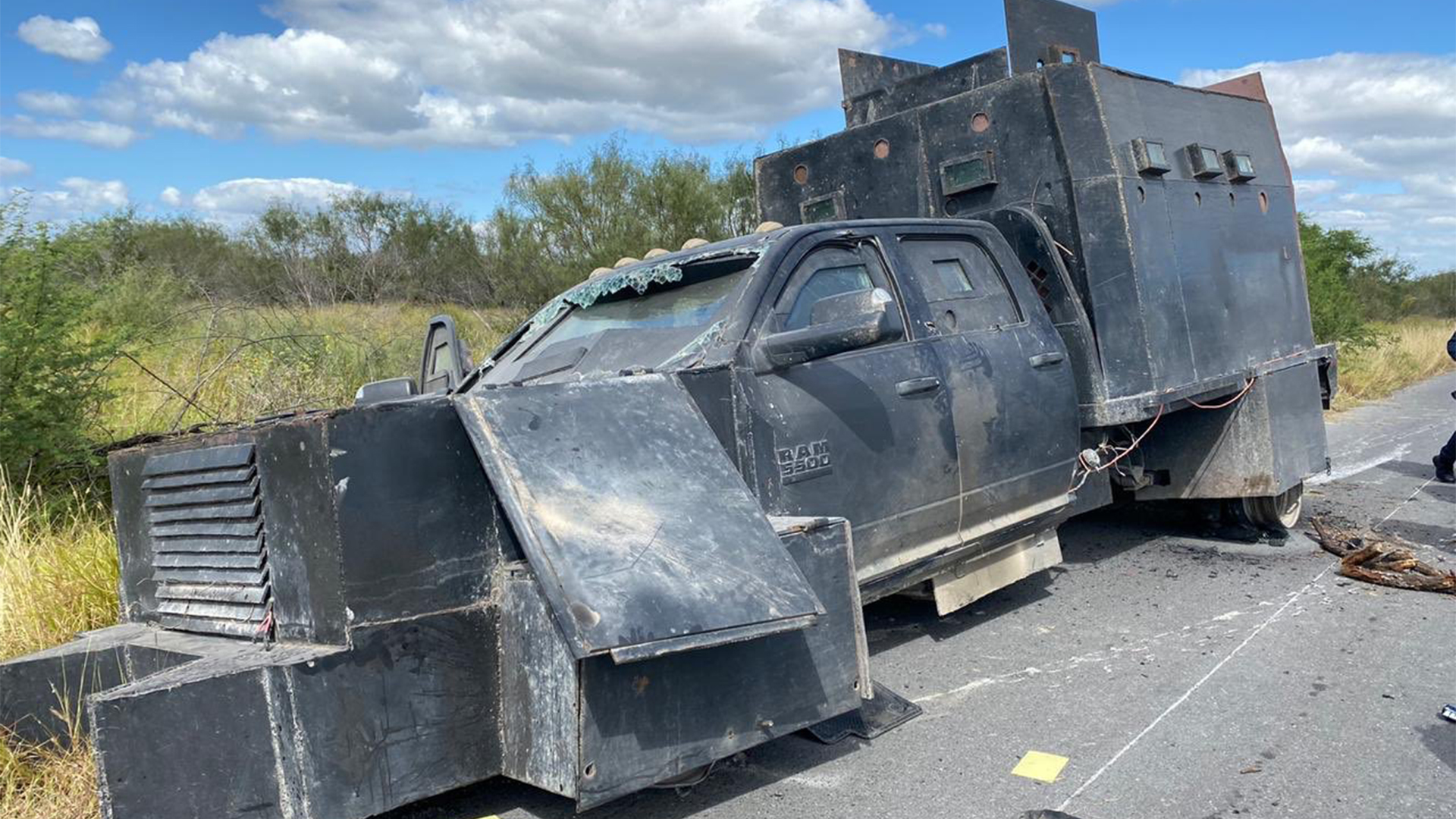 Un tráiler quemado y un “monstruo” abandonado: el saldo del enfrentamiento entre el Cártel del Golfo y Cártel del Noreste en Comales, Tamaulipas