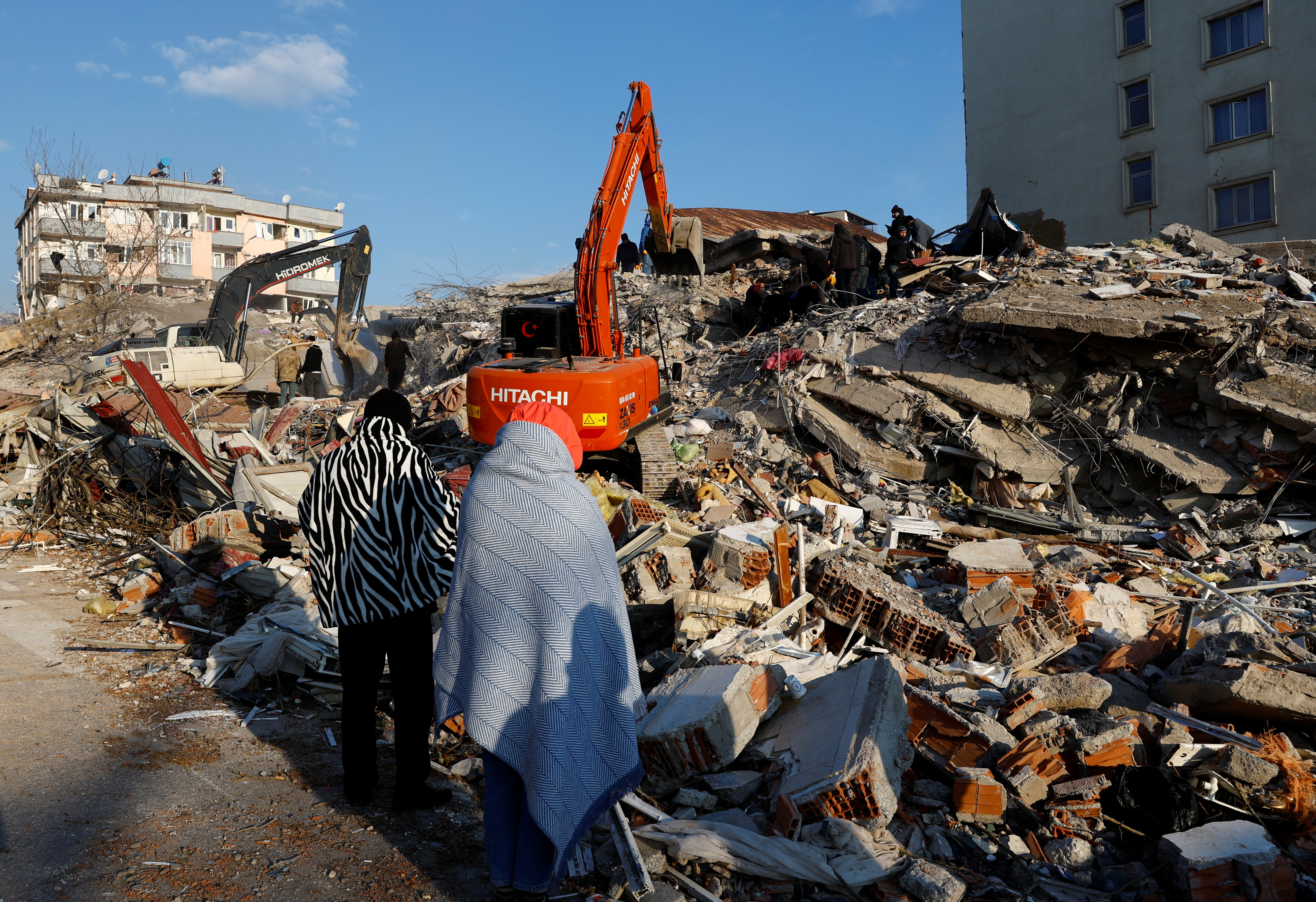 Los rescatistas en Turquía y Siria luchan contra el reloj por encontrar supervivientes entre los escombros del terremoto