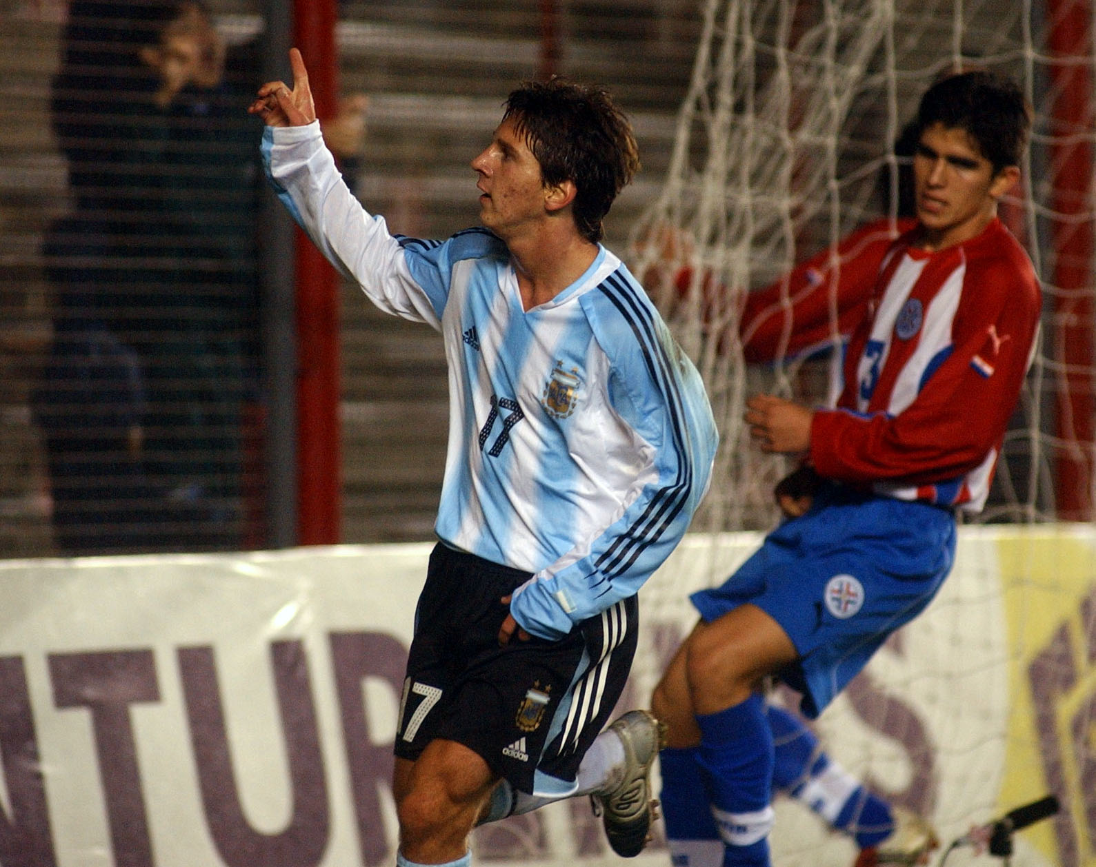 Lionel Messi festeja su tanto en el 8-0 ante Paraguay en el amistoso disputado el 29 de junio de 2004 en cancha de Argentinos Juniors
