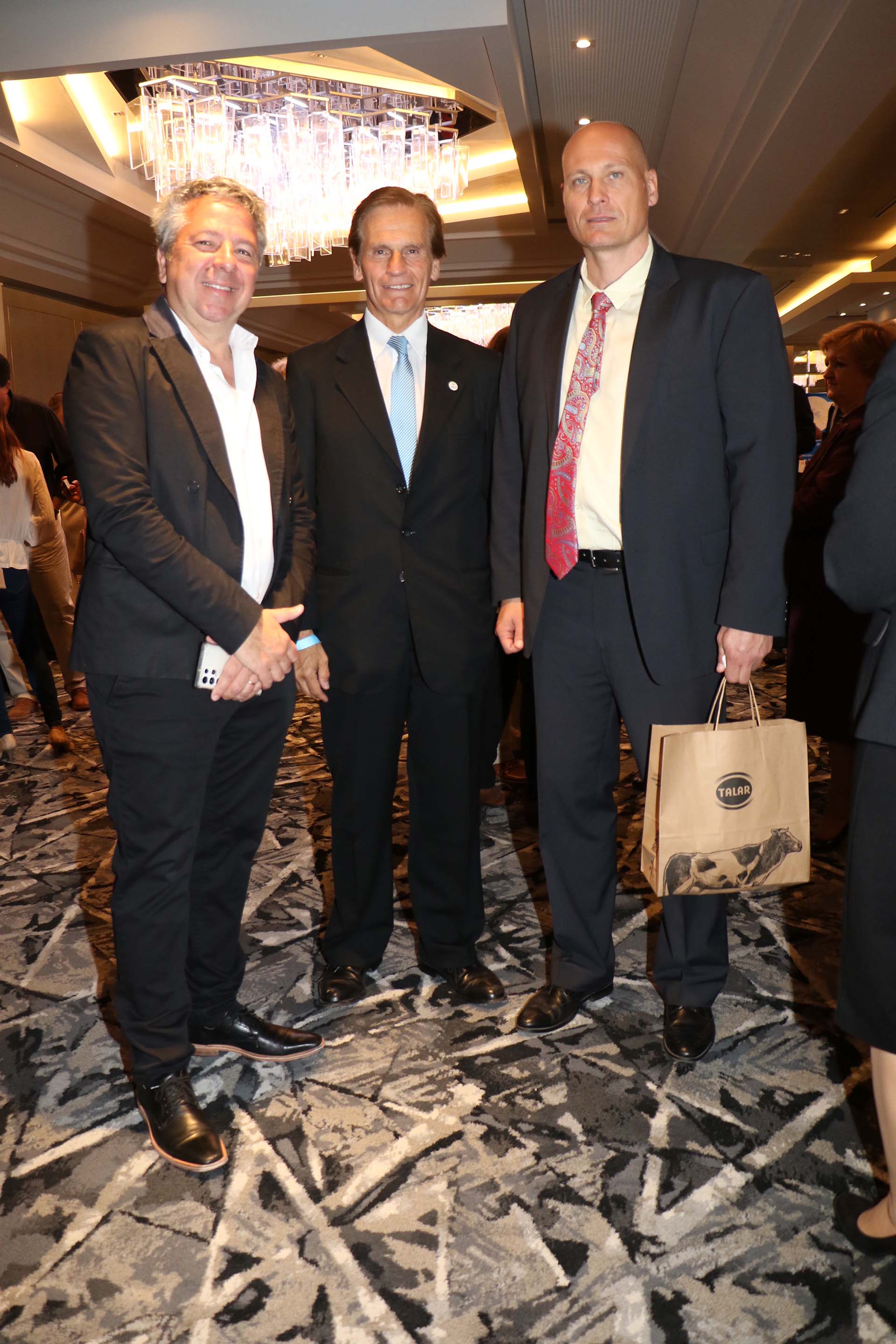 Ernesto Del Burgo, presidente de la Cámara de Innovación Textil Argentina; Alfredo Amigorena, prosecretario del Club Europeo, y el embajador de Bulgaria, Stoyan Mihaylov