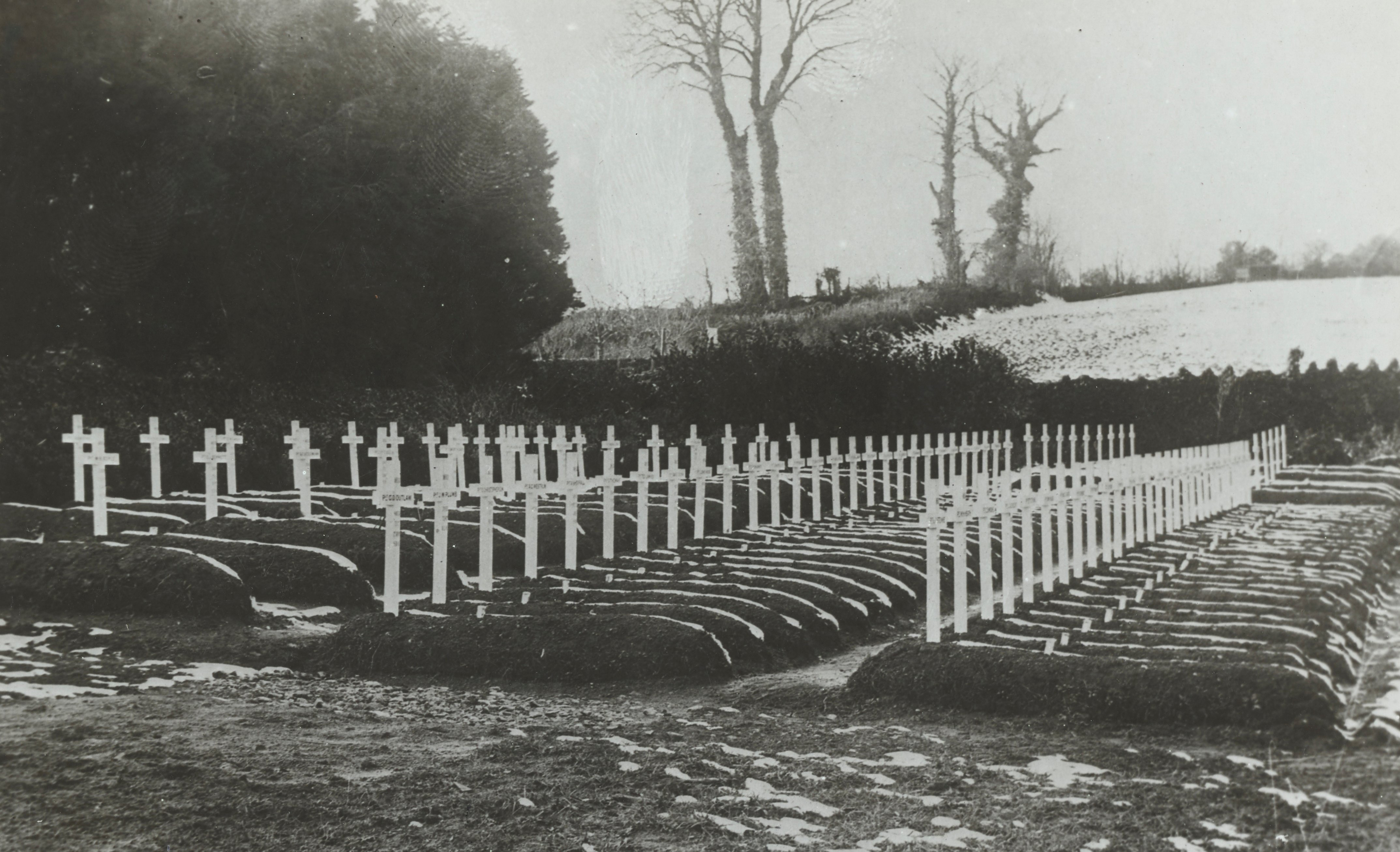 Era una epidemia realmente mundial; 100 soldados estadounidenses fueron enterrados en Devon, Inglaterra, donde fallecieron a causa de la enfermedad (National Archives)