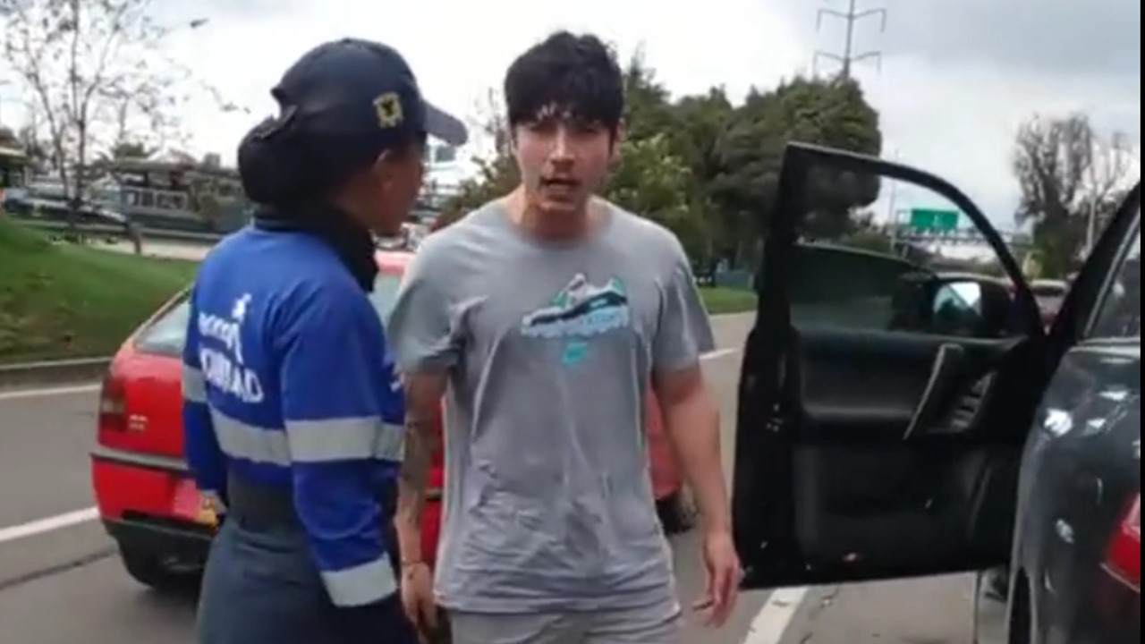 Video En Bogotá Agreden A Guía Civil De Tránsito Que Pidió Mover Una Camioneta De La Autopista 4985