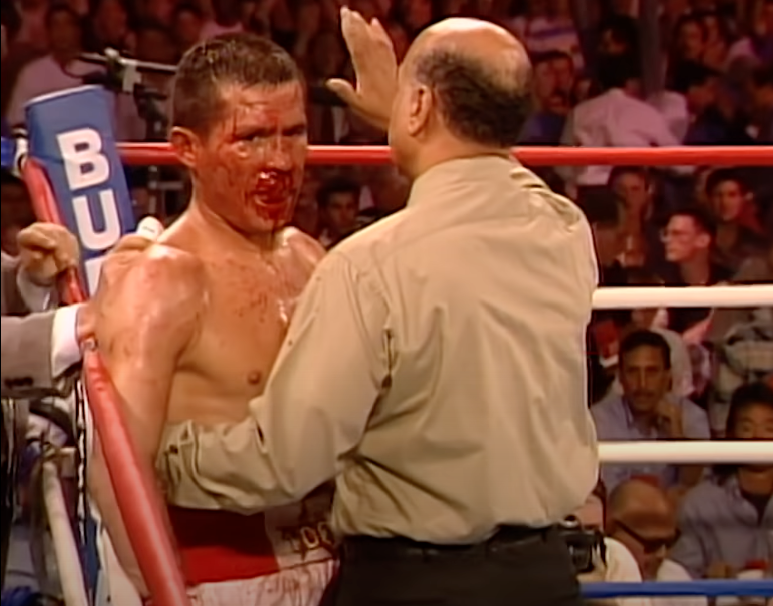 Julio César Chávez con el corte en la ceja abierto vs Óscar de la Hoya en 1996 (Foto: Youtube/DAZN Boxing)