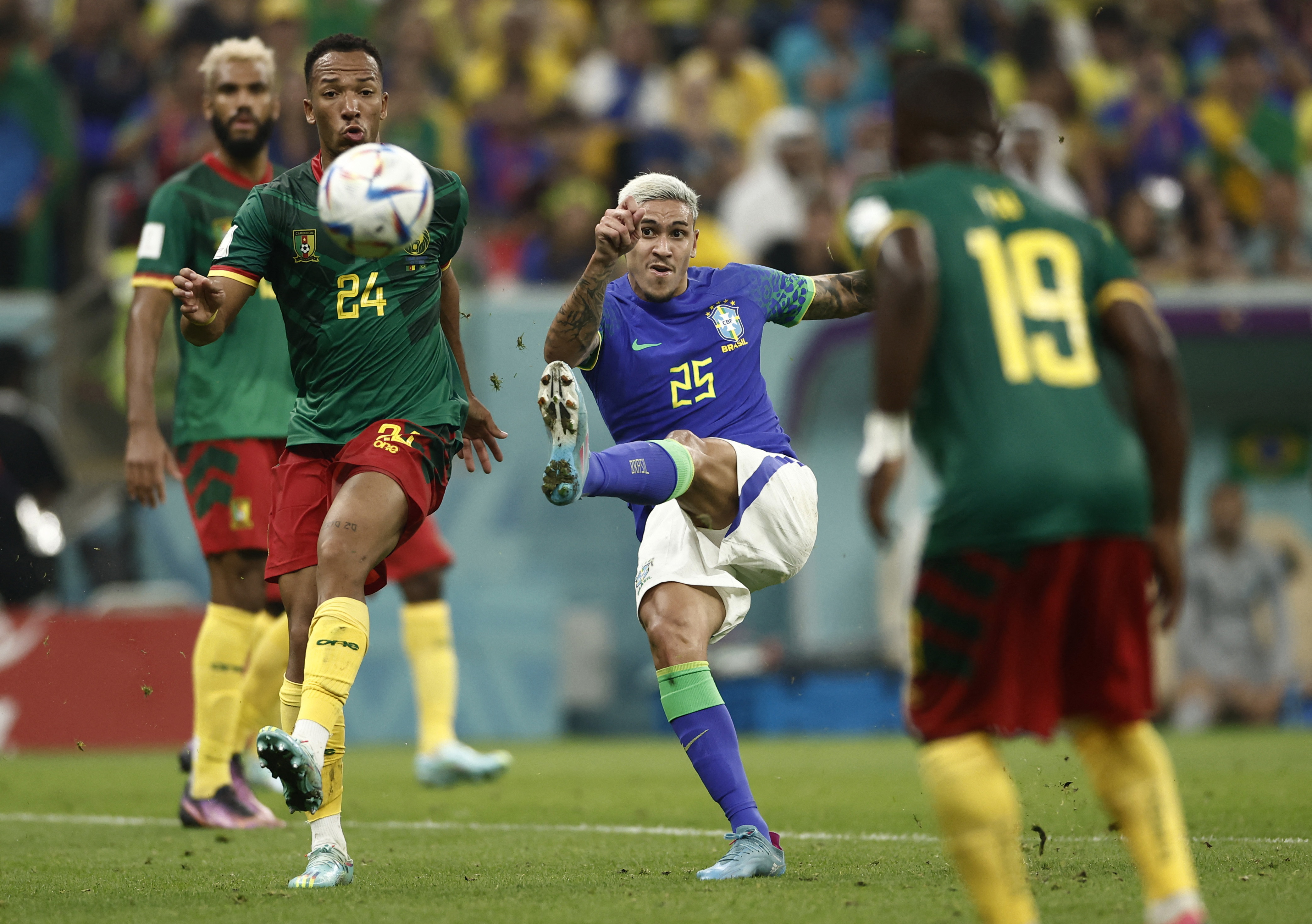 Brasil cayó sobre el final ante Camerún y clasificó a octavos de final del Mundial como líder del Grupo G 