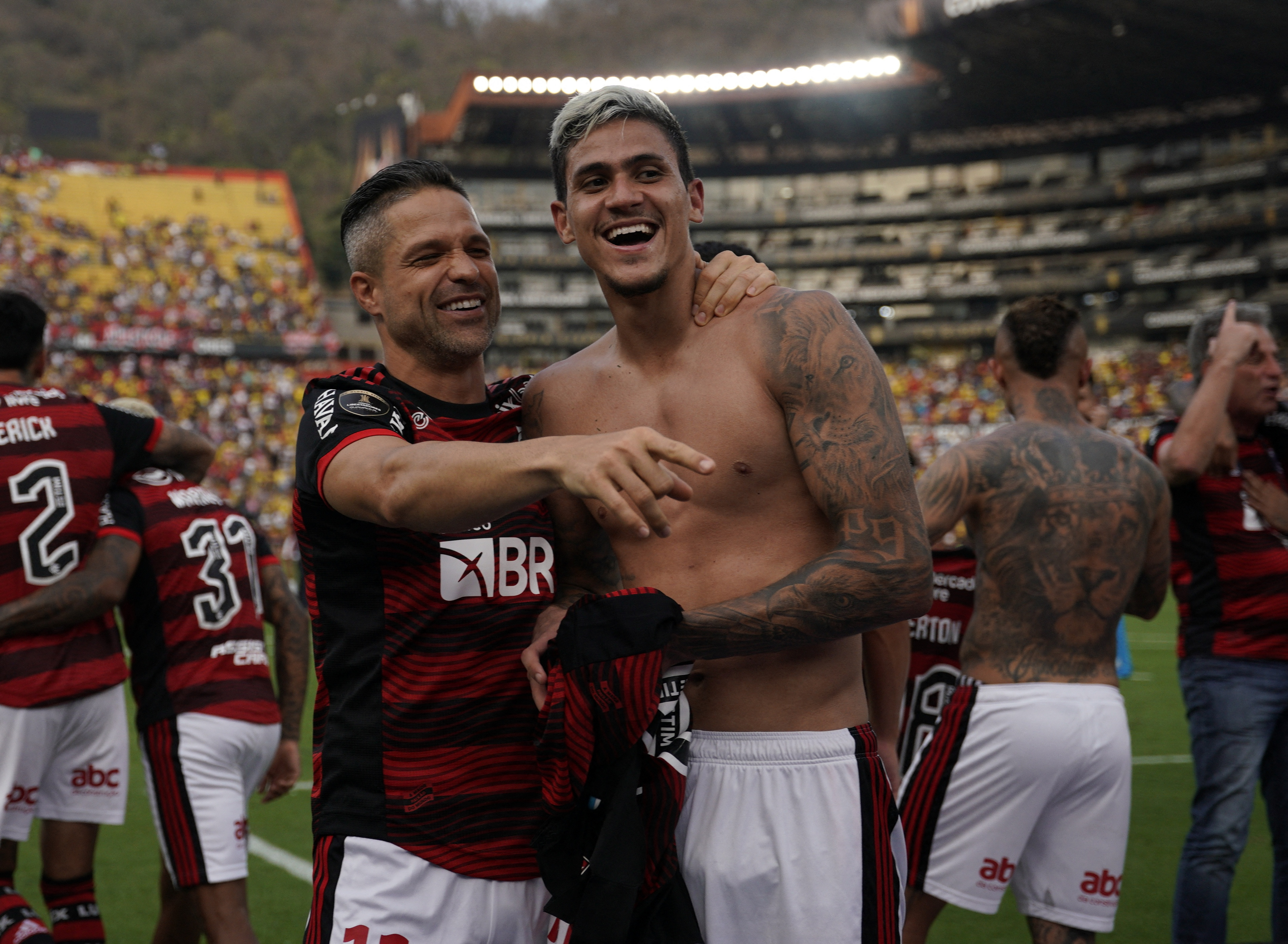 Pedro y Diego festejan la Copa Libertadores que ganó Flamengo en Guayaquil tras la victoria ante Paranaense (REUTERS/Santiago Arcos)