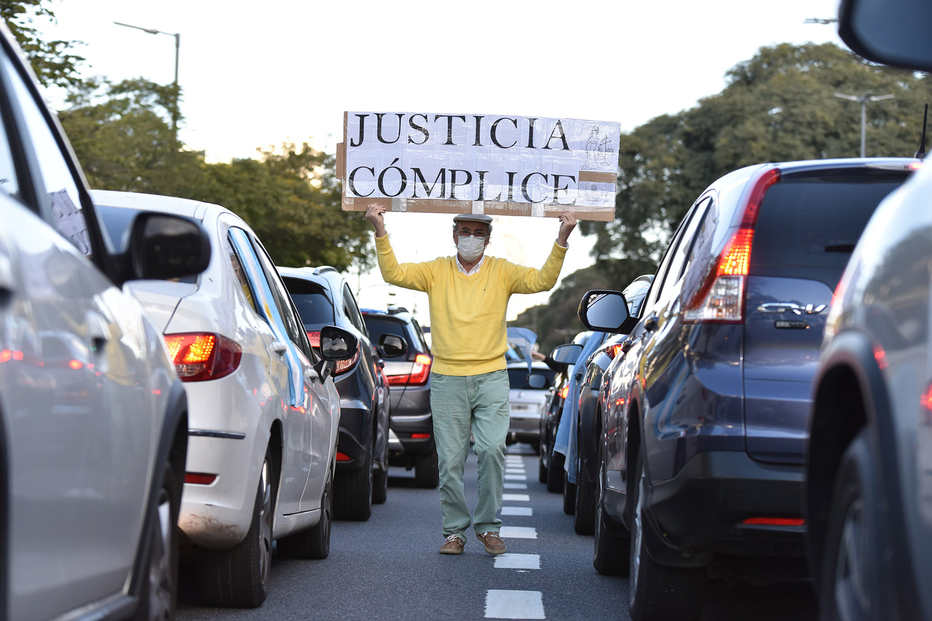 Pese al frío y la cuarentena, la gente salió a la calle para manifestarse