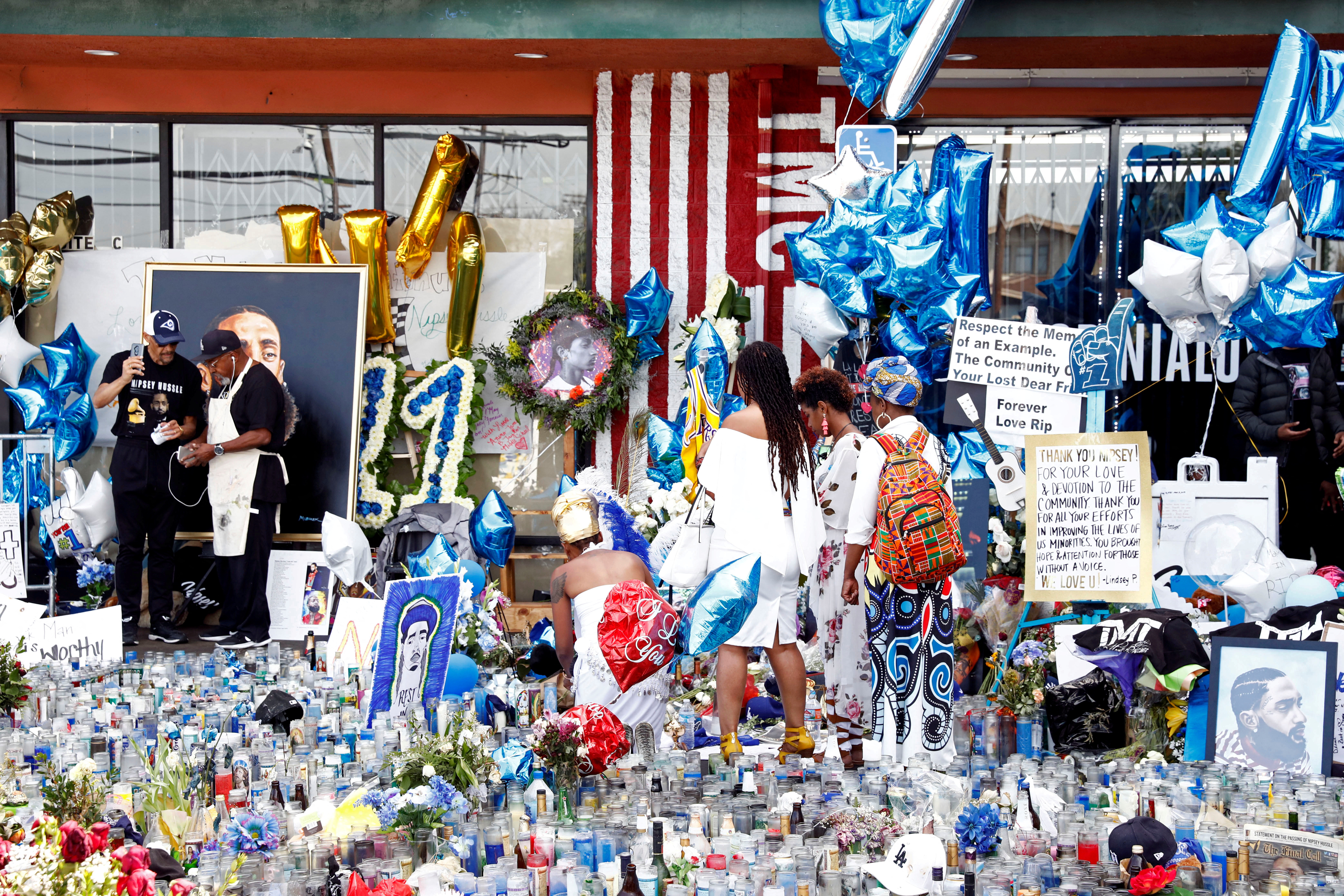 Foto de archivo: Un grupo de personas llora la muerte del músico Nipsey Hussle fuera de la tienda de ropa The Marathon en la avenida Slauson en Los Ángeles, California, el 7 de abril de 2019 (REUTERS/Patrick T. Fallon)