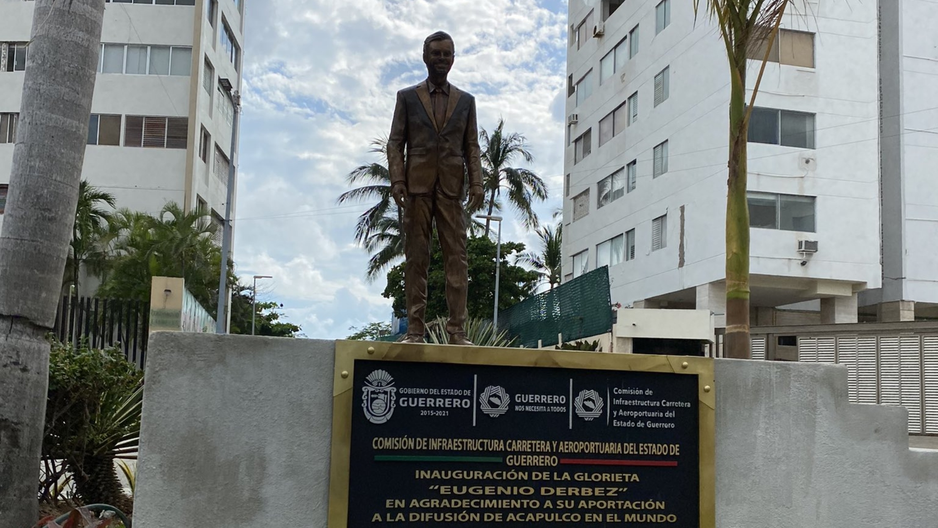 Inauguraron y vandalizaron estatua de Eugenio Derbez en Acapulco (Foto: Twitter / @eyc1104)
