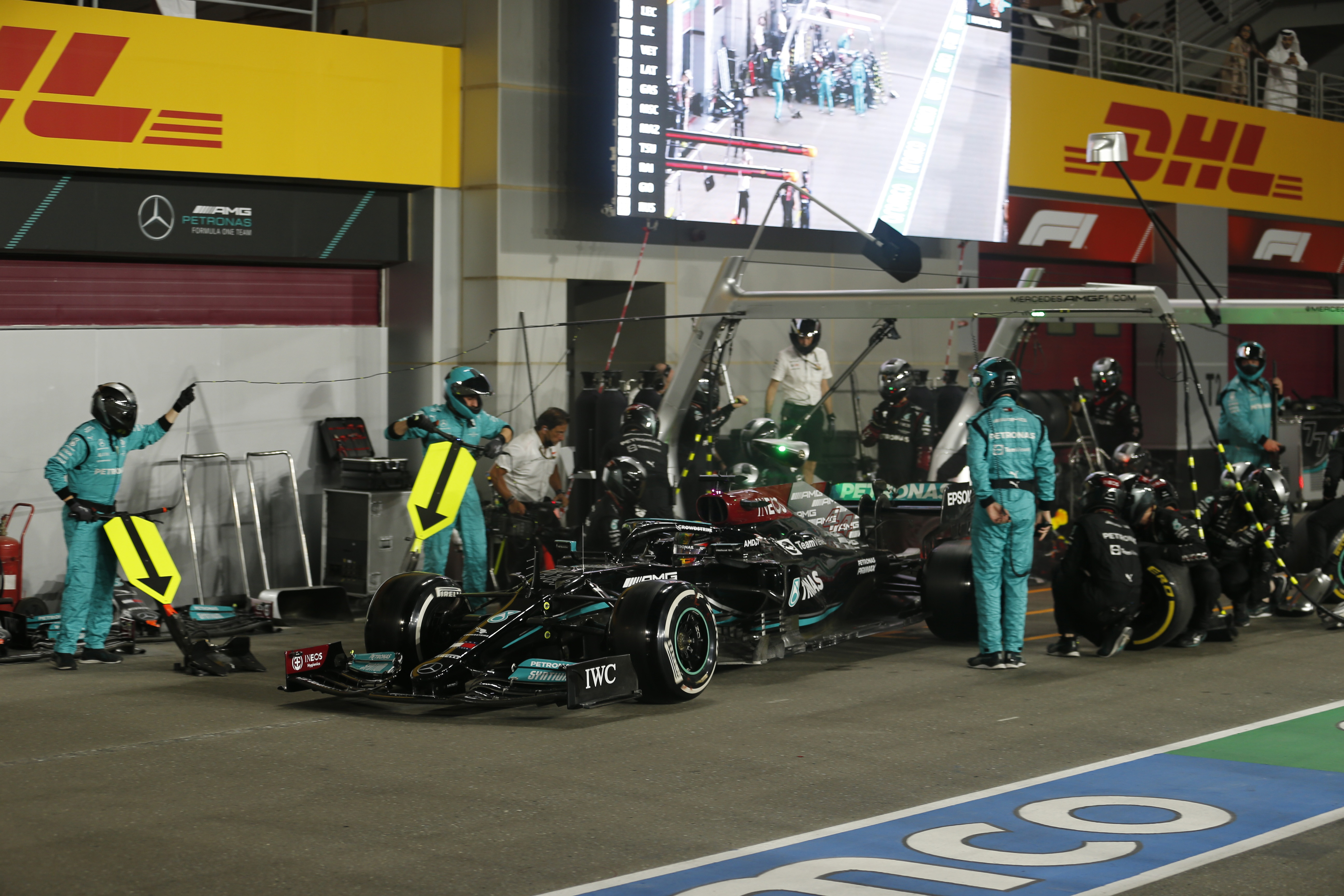 Las paradas de Hamilton fueron tan rápidas que en ambas salió a pista conservando la primera posición (REUTERS/Hamad I Mohammed/Pool)