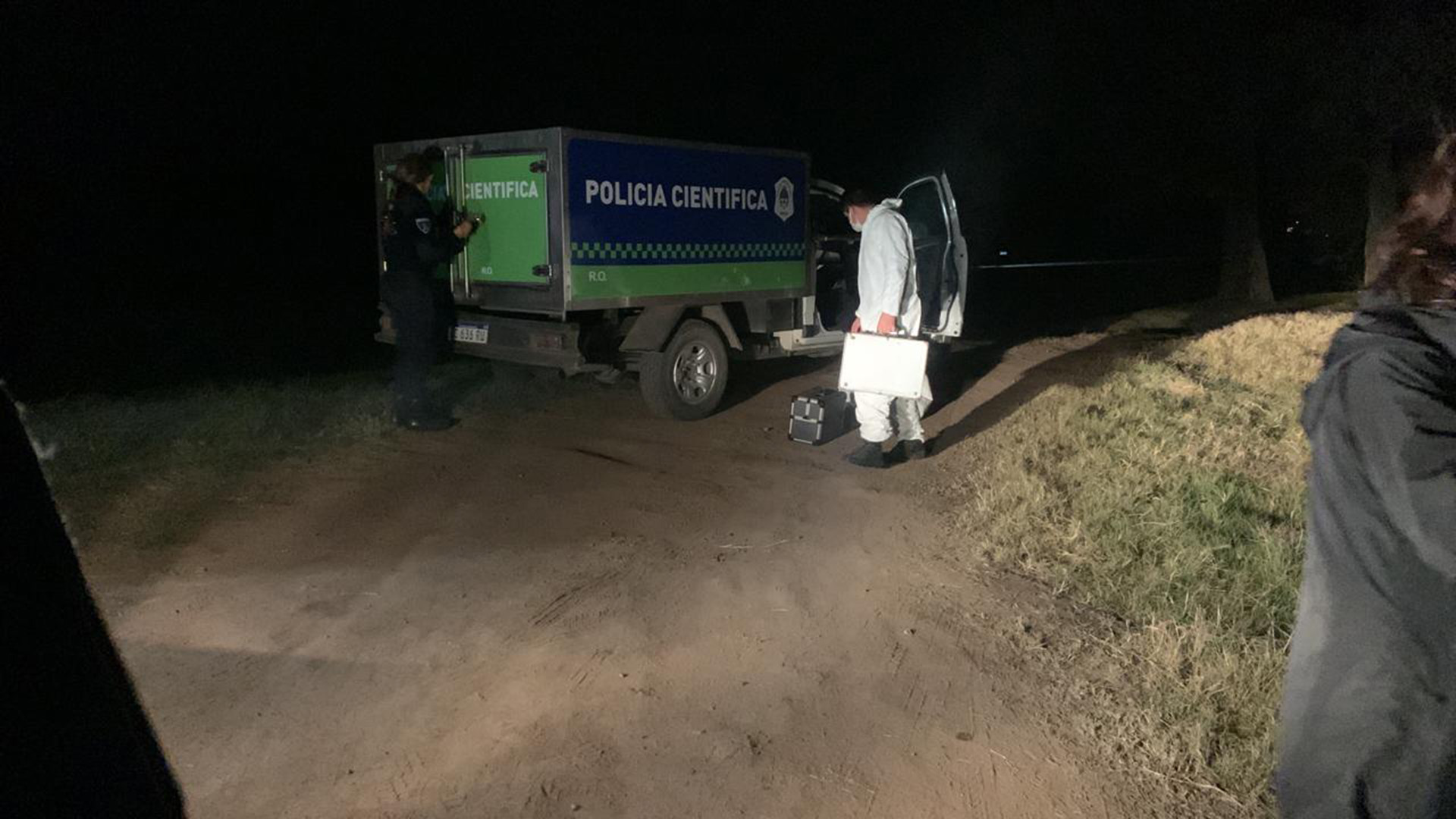 Los peritos trabajan donde fue hallado el cuerpo del herrero a la vera de la Ruta Nacional 9, en el kilómetro 111 y un camino rural